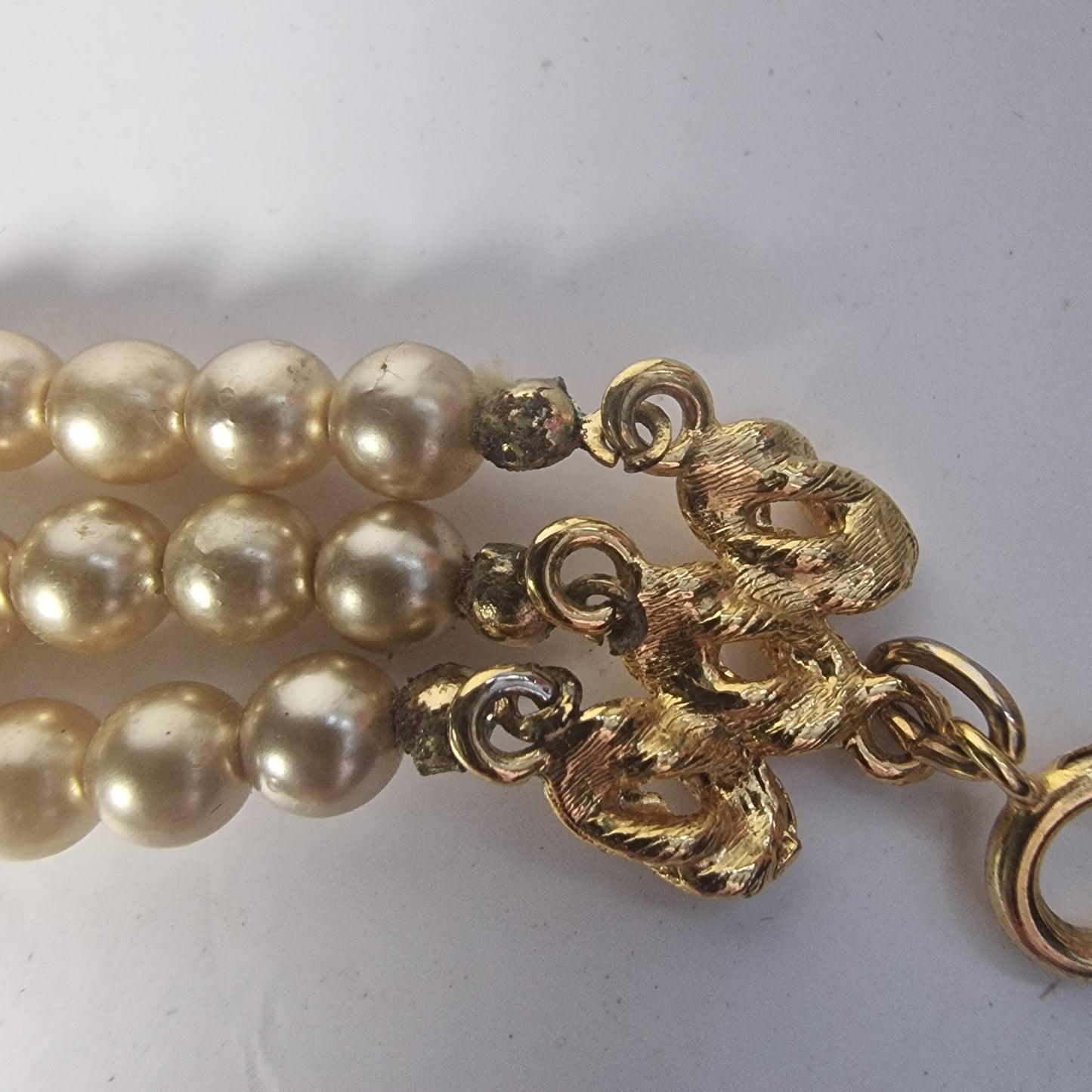 Vintage Three-Strand Pearl Choker, Teardrop Pendant Necklace, Champagne Faux Pearl, Retro Costume Jewelry – photo 7
