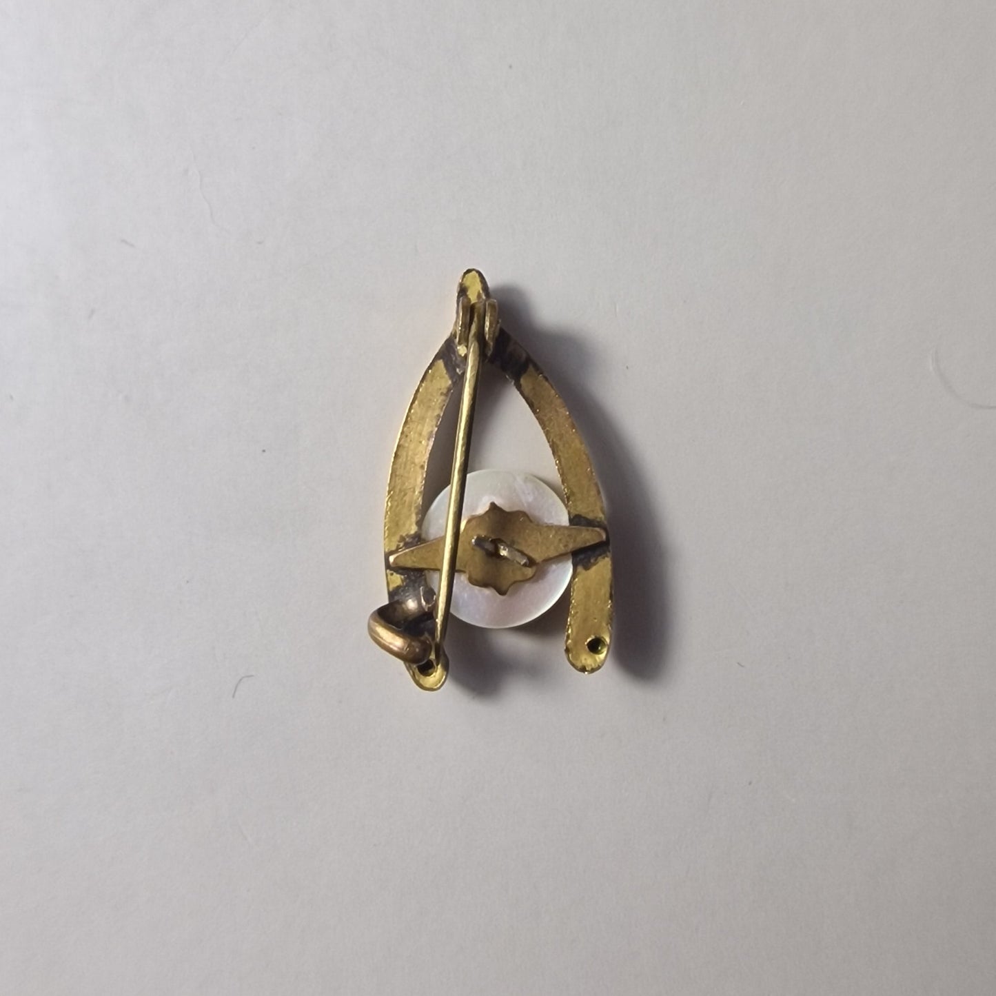 Vintage Gold-Tone Isle Of Man Triskelion Figural Brooch Shell Disc Souvenir Pin – photo 2