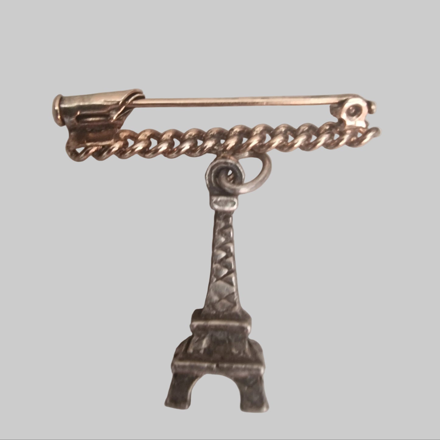 Vintage 1970s Silver-Tone Eiffel Tower Brooch Figural Dangling Chain Charm Pin
