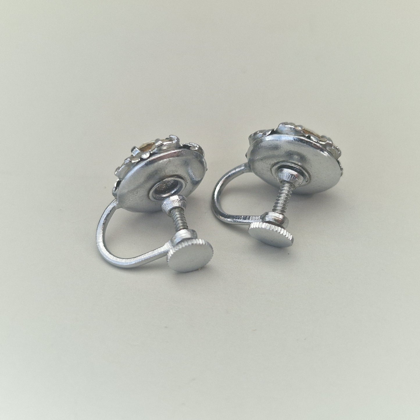 Vintage Silver-Tone Rhinestone Cluster Earrings Screw-Back Mid-Century Costume – photo 3