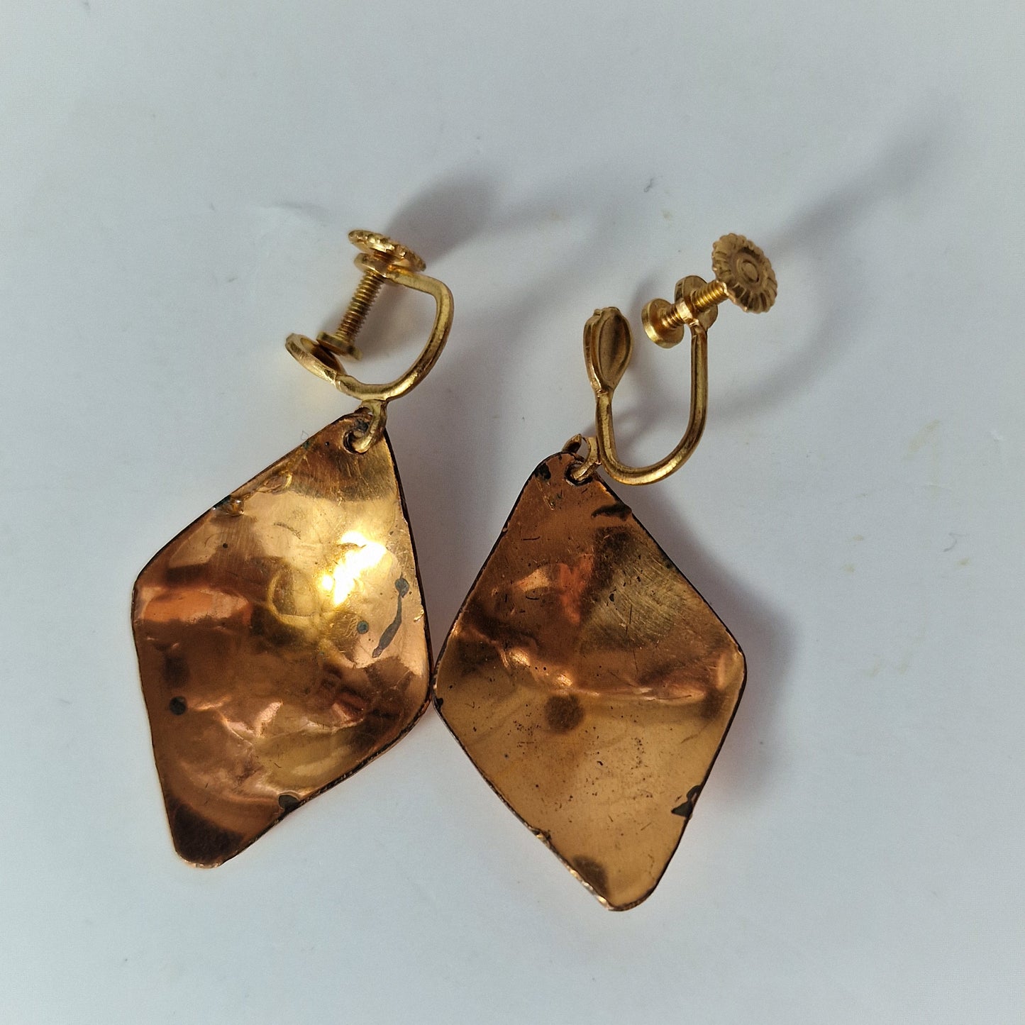 Vintage 1960s Copper Hammered Drop Earrings Screw Back Geometric Artisan Dangle – photo 4