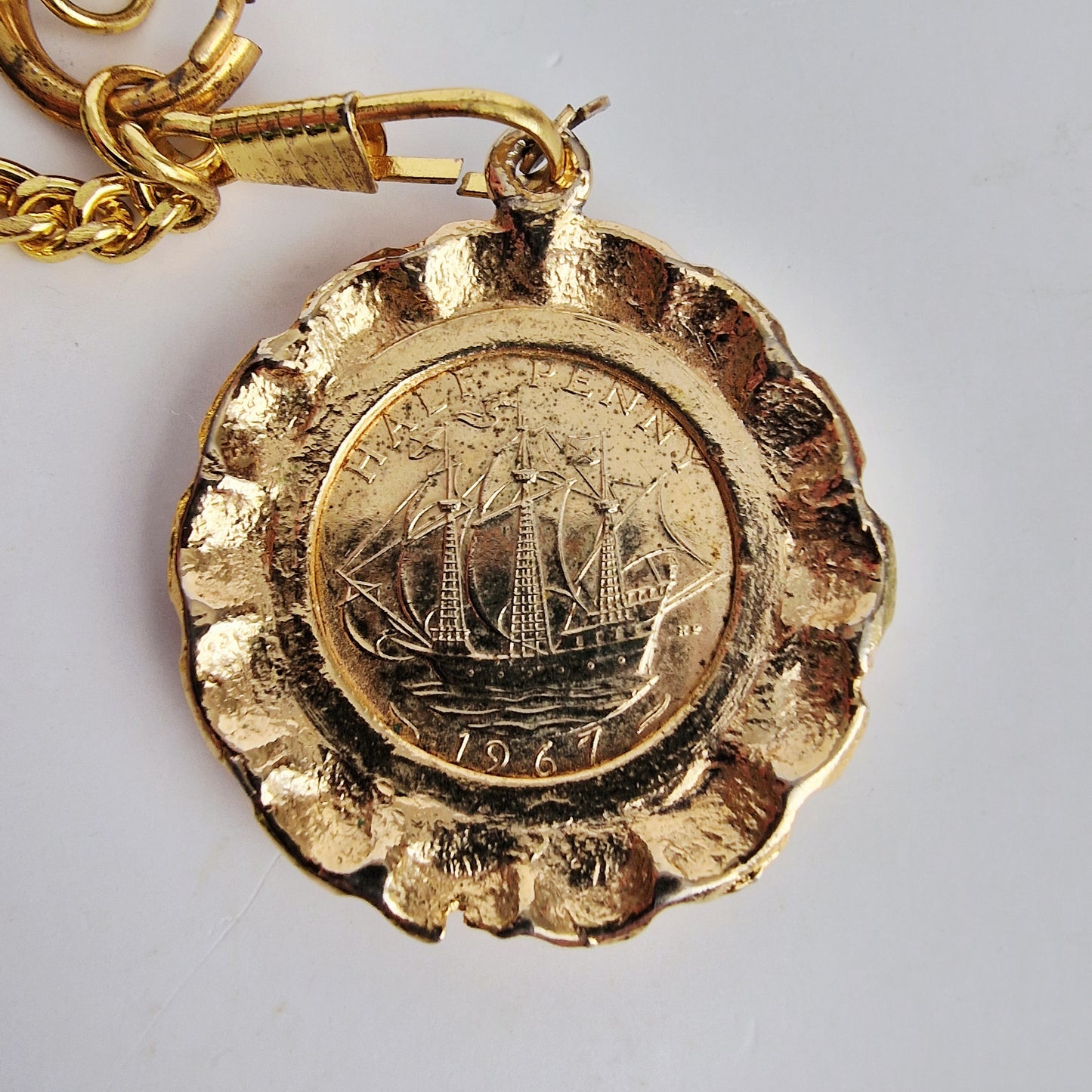 Vintage 1980s Gold-Tone Coin Charm Necklace Toggle Clasp Halfpenny Curb Chain – photo 8
