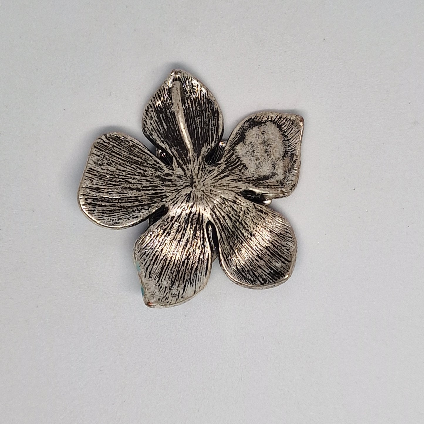 Vintage 1970s Silver-Tone Enamel Flower Brooch Teal Petals Faux Pearl Cluster – photo 3