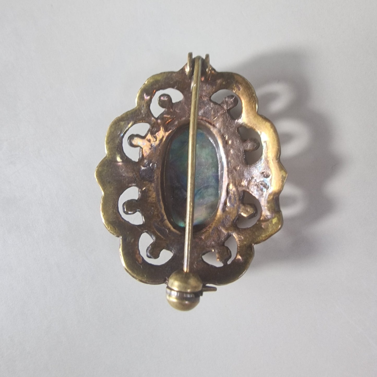 Vintage Bronze-Tone Filigree Oval Brooch Iridescent Abalone Cabochon Victorian – photo 2