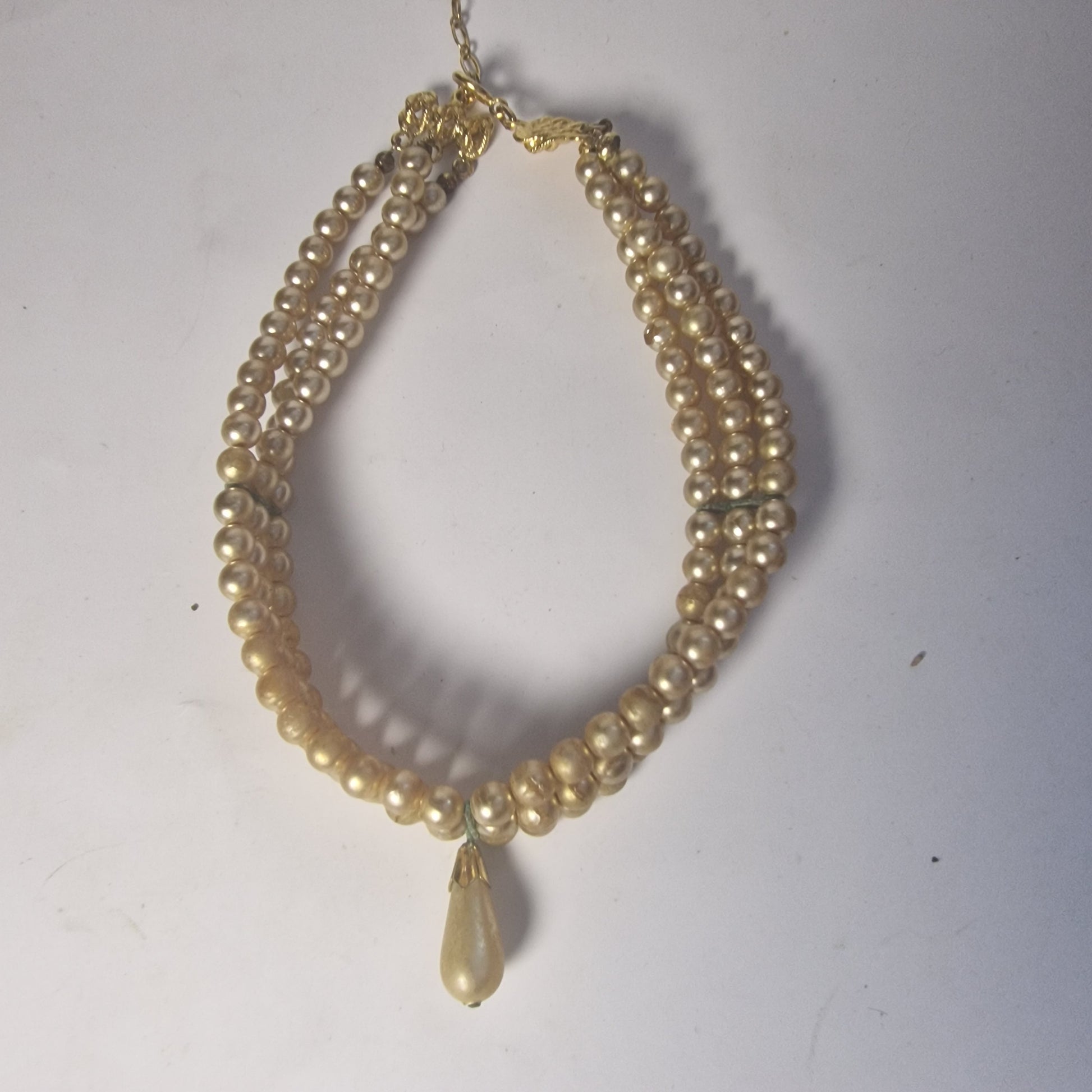 Vintage Three-Strand Pearl Choker, Teardrop Pendant Necklace, Champagne Faux Pearl, Retro Costume Jewelry – photo 2