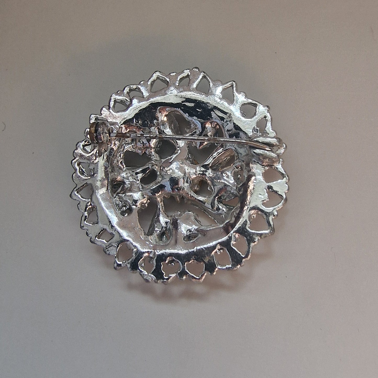 Vintage Silver-Tone Filigree Round Brooch Clear Rhinestone Floral Costume Pin – photo 2