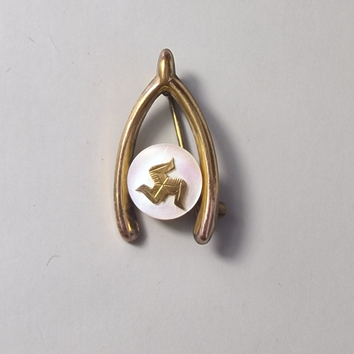 Vintage Gold-Tone Isle Of Man Triskelion Figural Brooch Shell Disc Souvenir Pin