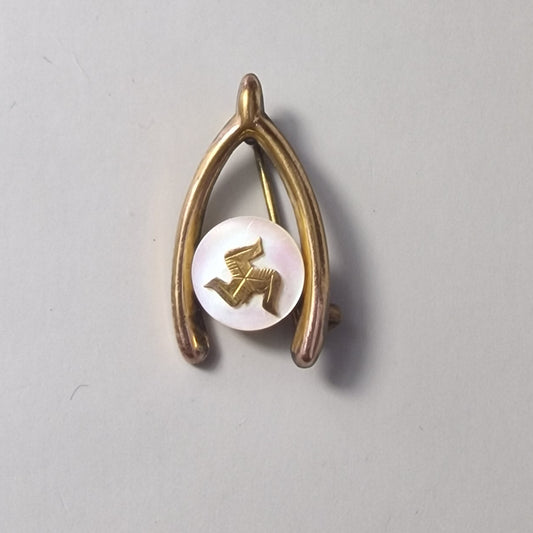 Vintage Gold-Tone Isle Of Man Triskelion Figural Brooch Shell Disc Souvenir Pin
