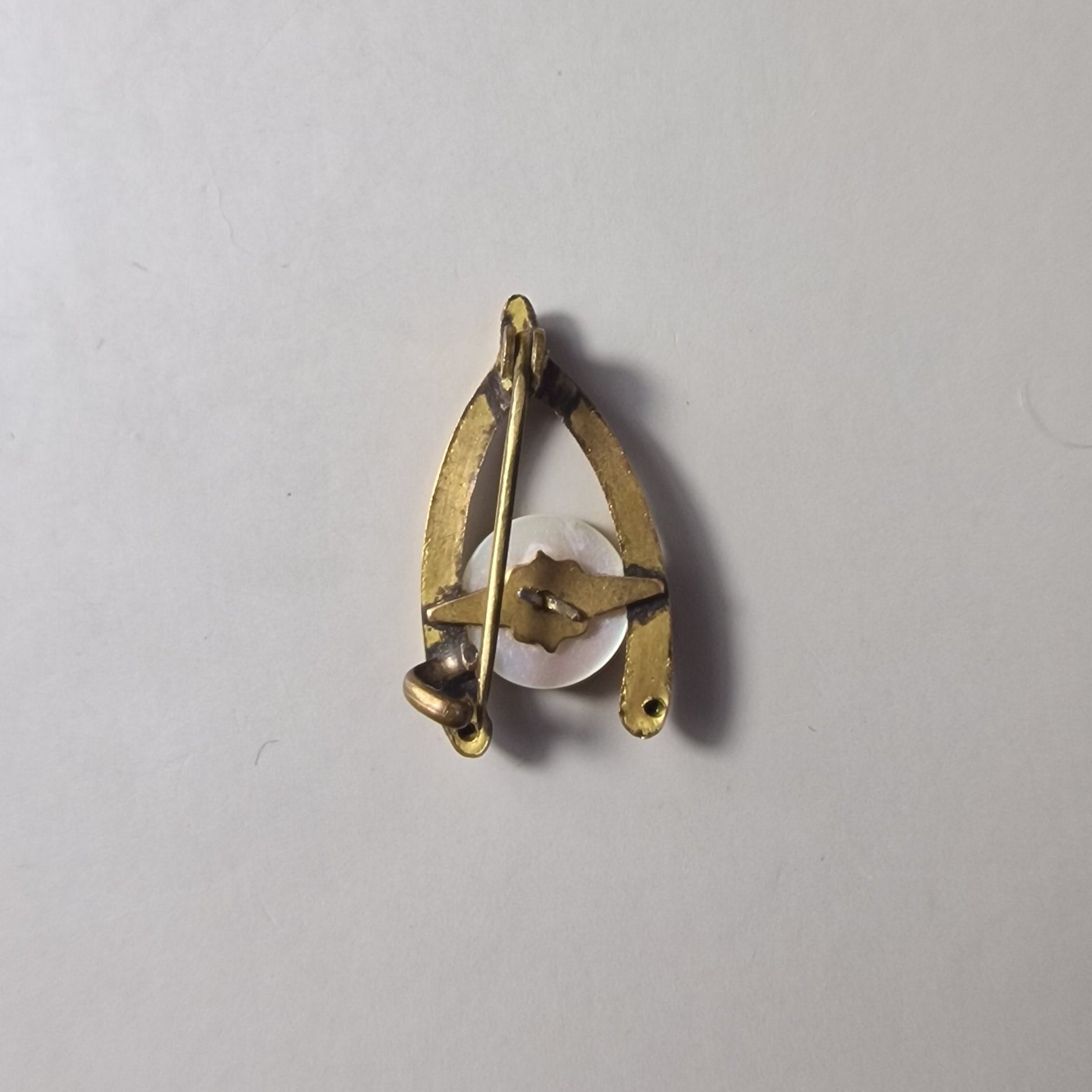Vintage Gold-Tone Isle Of Man Triskelion Figural Brooch Shell Disc Souvenir Pin – photo 2