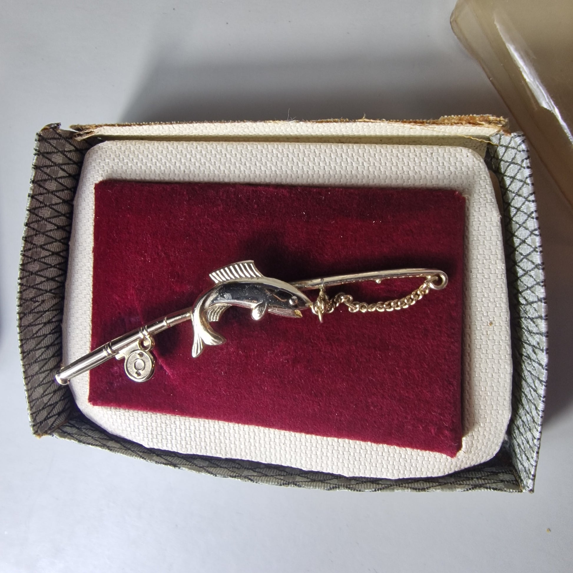 Stratton Vintage Gold-Tone Fishing Rod Fish Brooch Signed Figural Pin England – photo 3