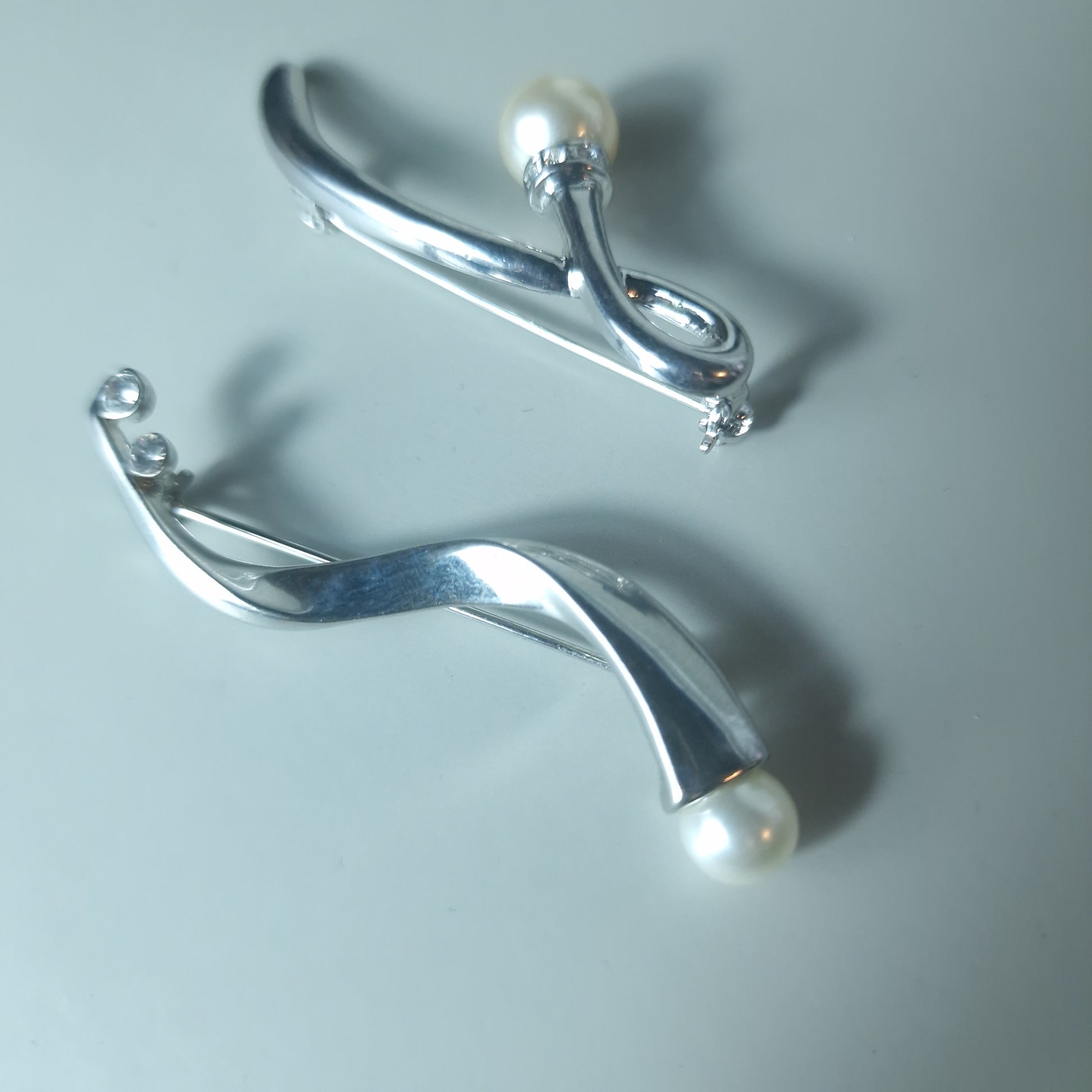 Jon Richards Vintage Silver-Tone Pearl Brooch Set Pair Signed UK Designer NOS – photo 2