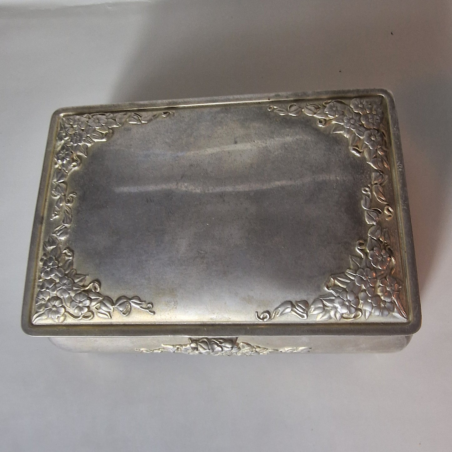 Vintage Silver-Tone Pressed Floral Relief Jewellery Box Purple Velvet Interior – photo 3