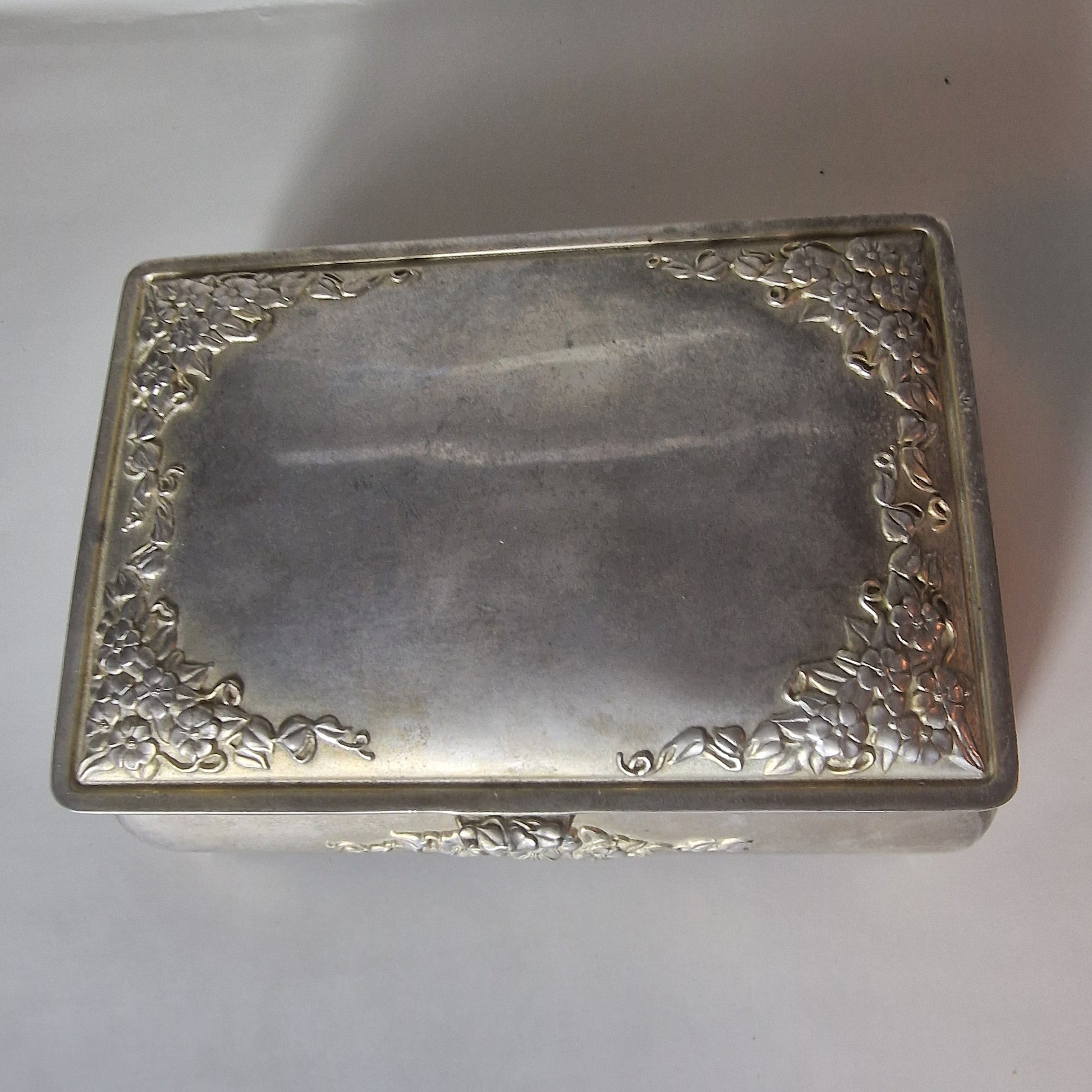 Vintage Silver-Tone Pressed Floral Relief Jewellery Box Purple Velvet Interior – photo 3