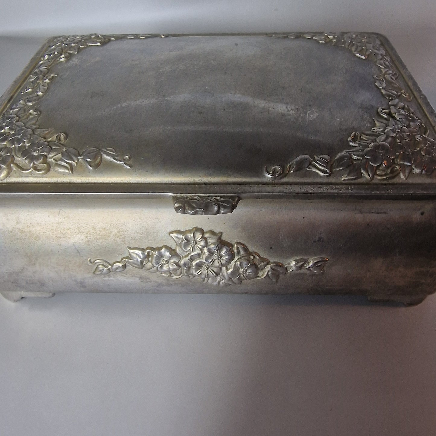 Vintage Silver-Tone Pressed Floral Relief Jewellery Box Purple Velvet Interior – photo 4