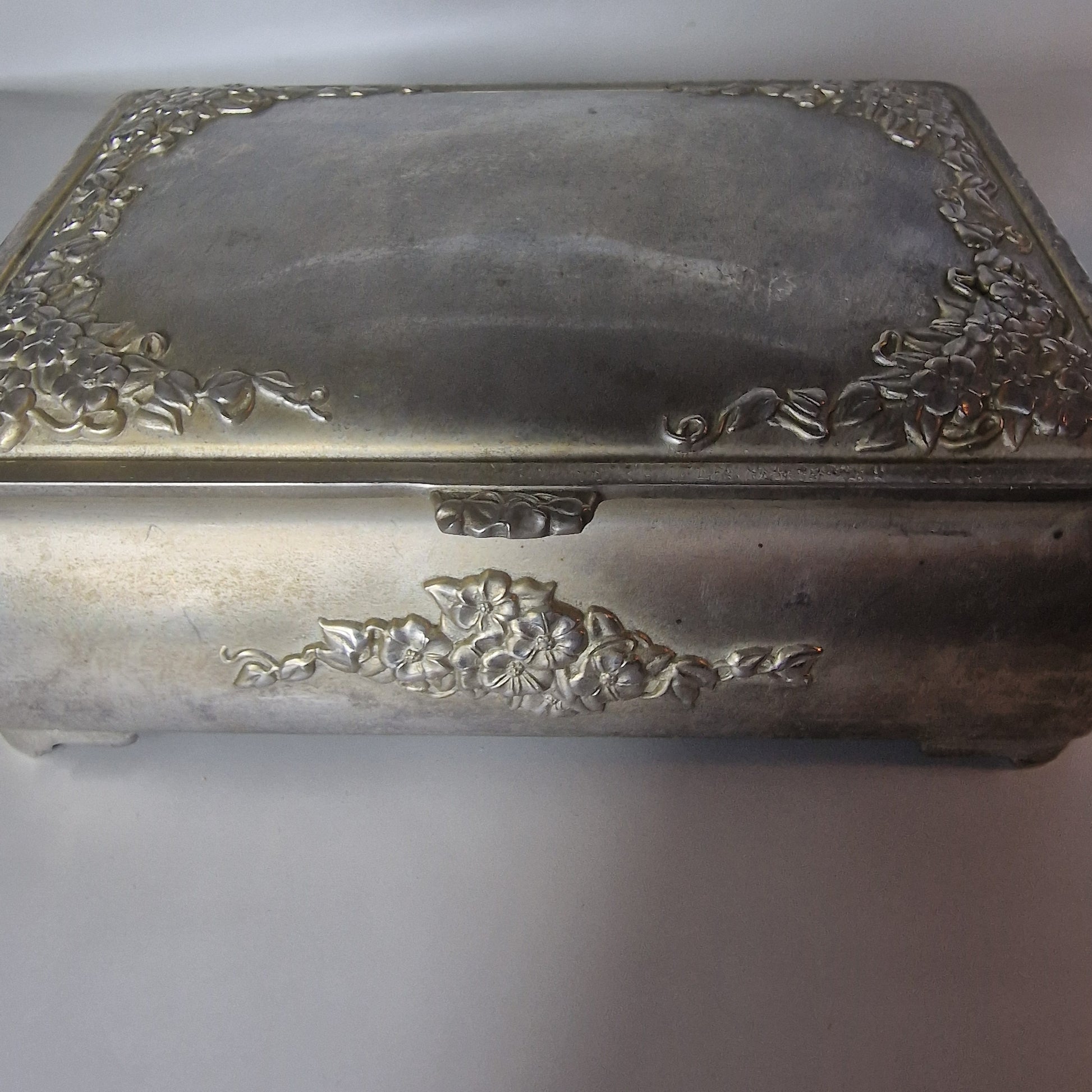 Vintage Silver-Tone Pressed Floral Relief Jewellery Box Purple Velvet Interior – photo 4