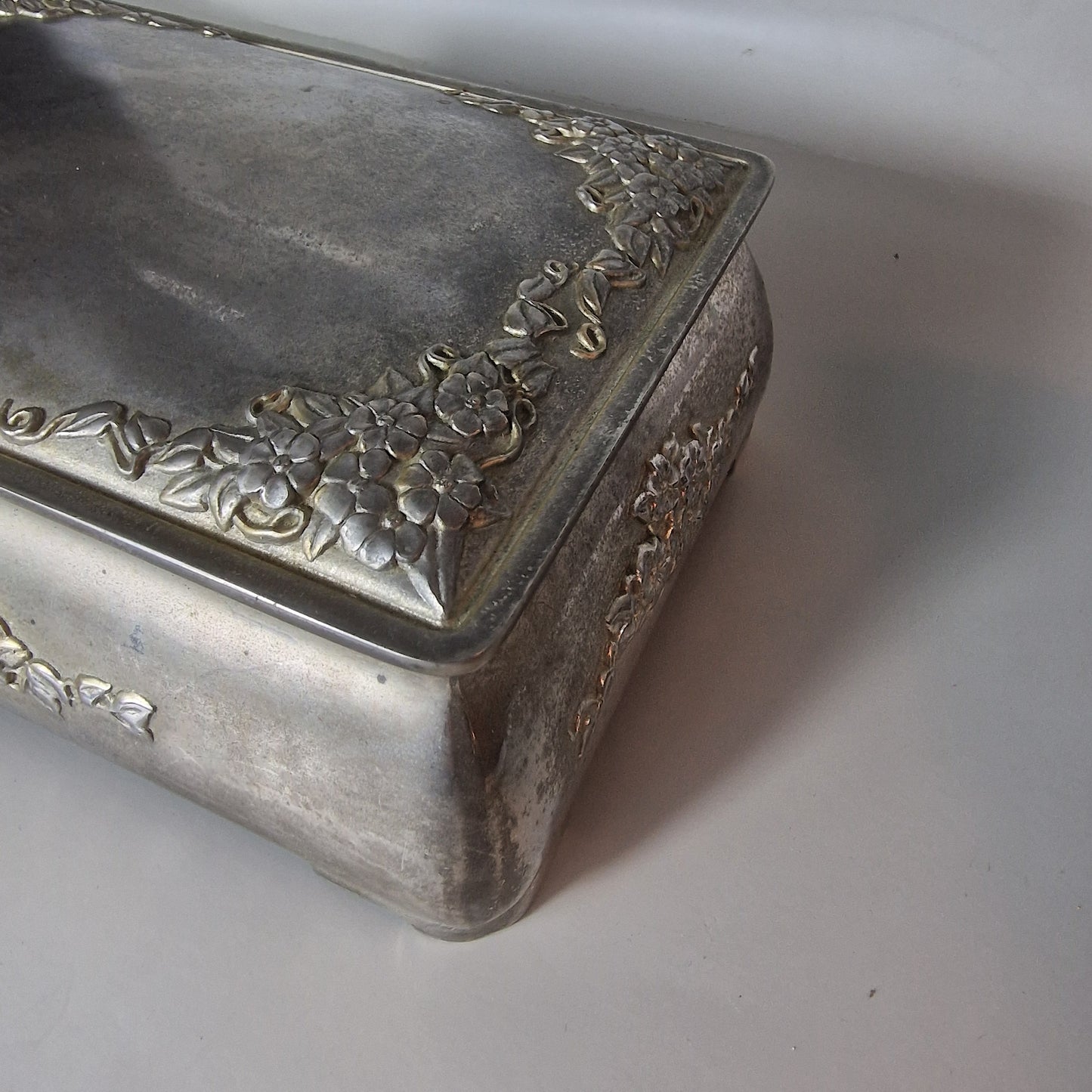 Vintage Silver-Tone Pressed Floral Relief Jewellery Box Purple Velvet Interior – photo 5