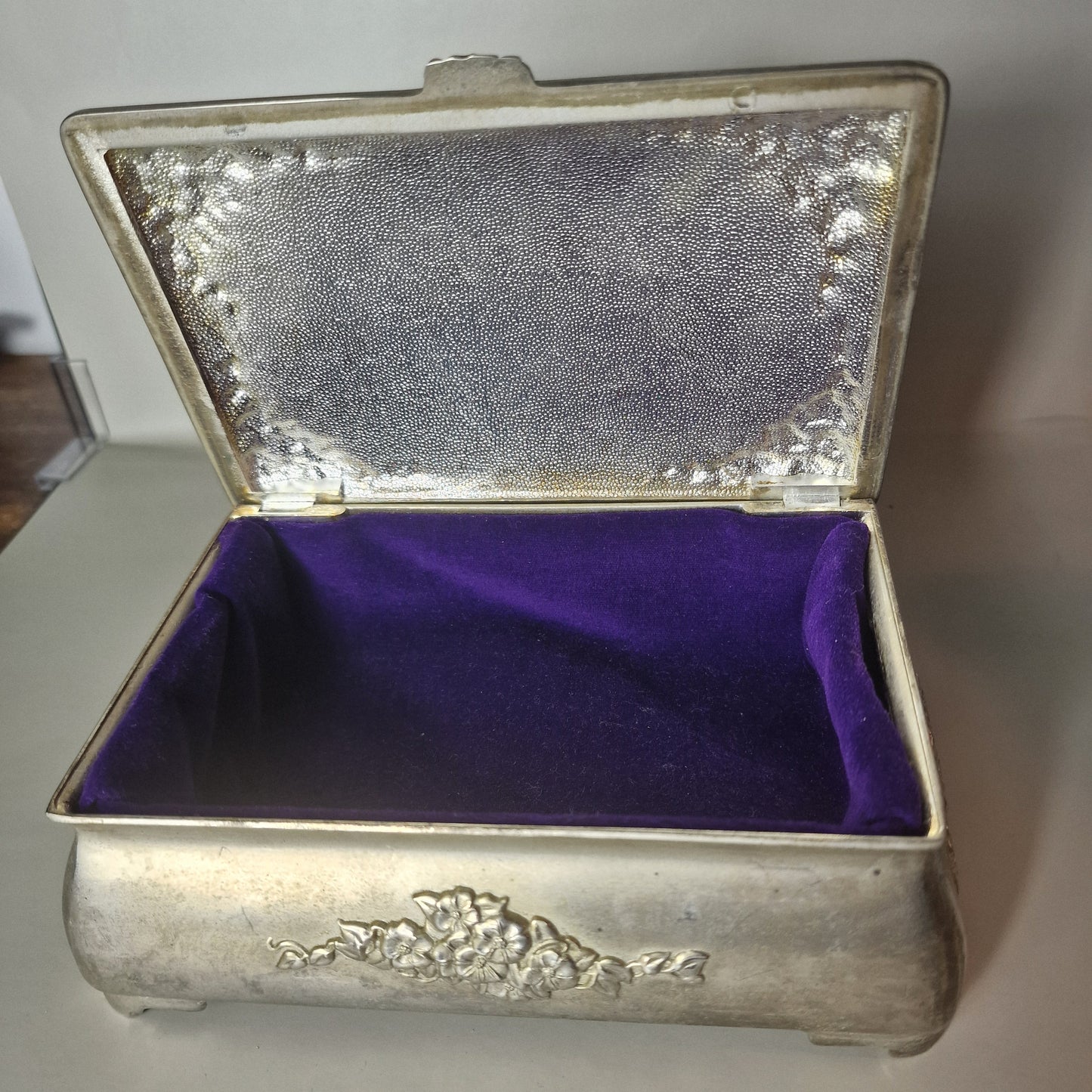 Vintage Silver-Tone Pressed Floral Relief Jewellery Box Purple Velvet Interior – photo 6