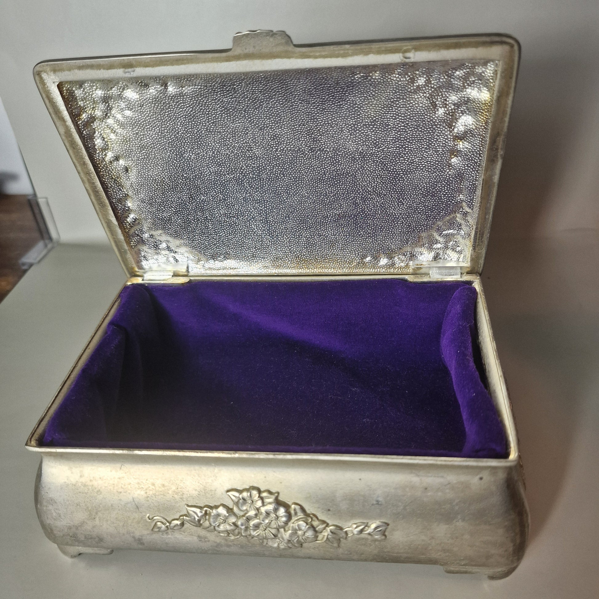 Vintage Silver-Tone Pressed Floral Relief Jewellery Box Purple Velvet Interior – photo 6