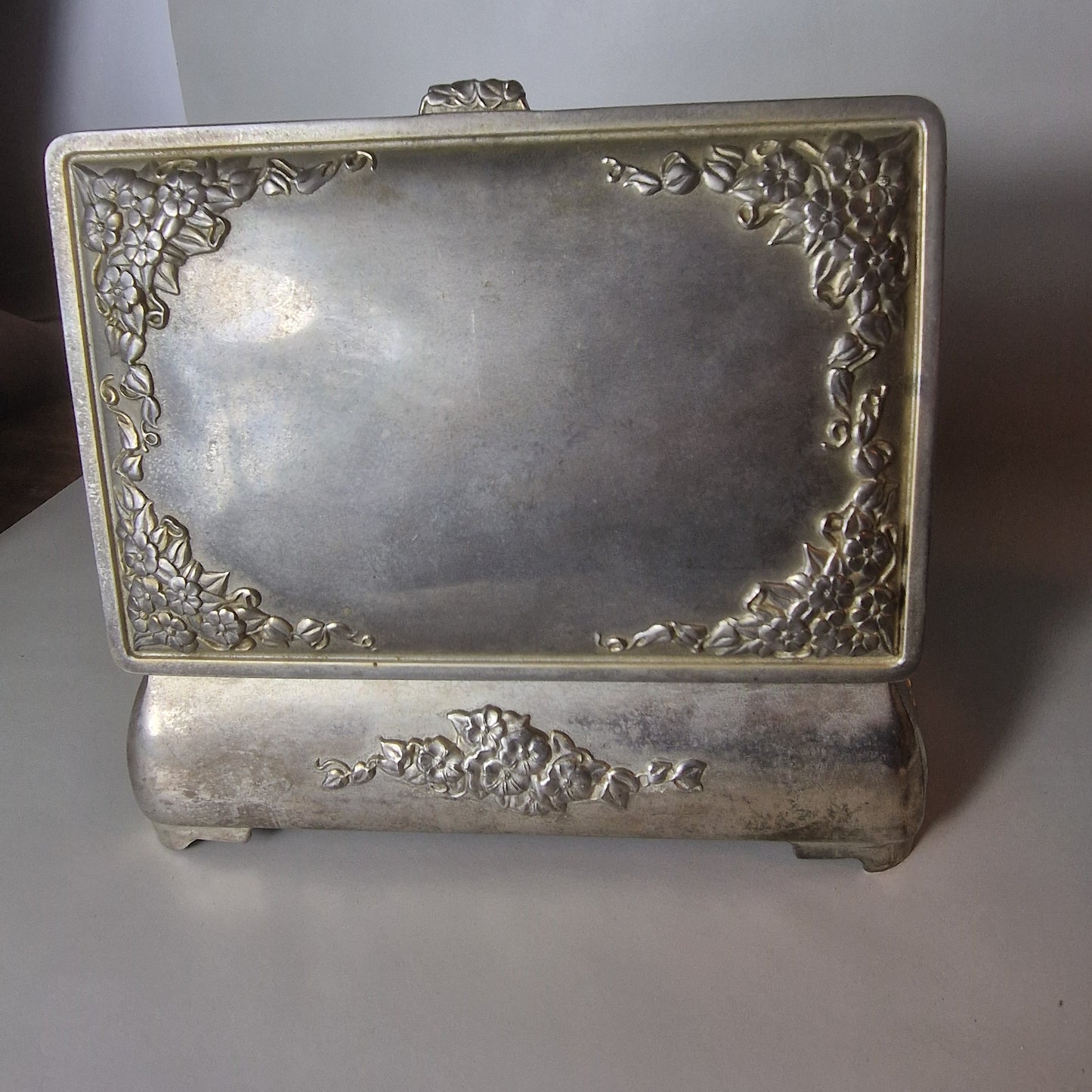 Vintage Silver-Tone Pressed Floral Relief Jewellery Box Purple Velvet Interior – photo 8