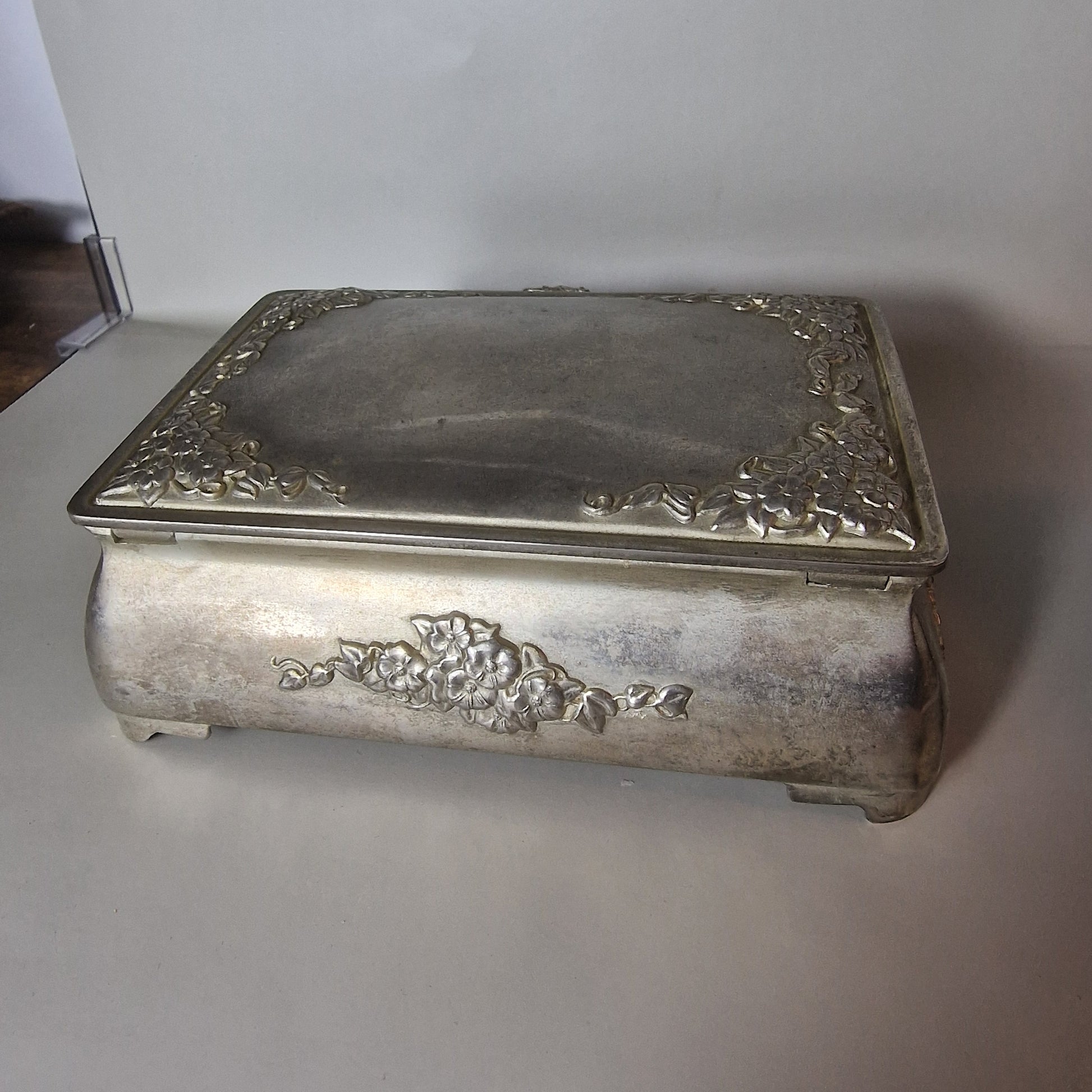 Vintage Silver-Tone Pressed Floral Relief Jewellery Box Purple Velvet Interior – photo 9