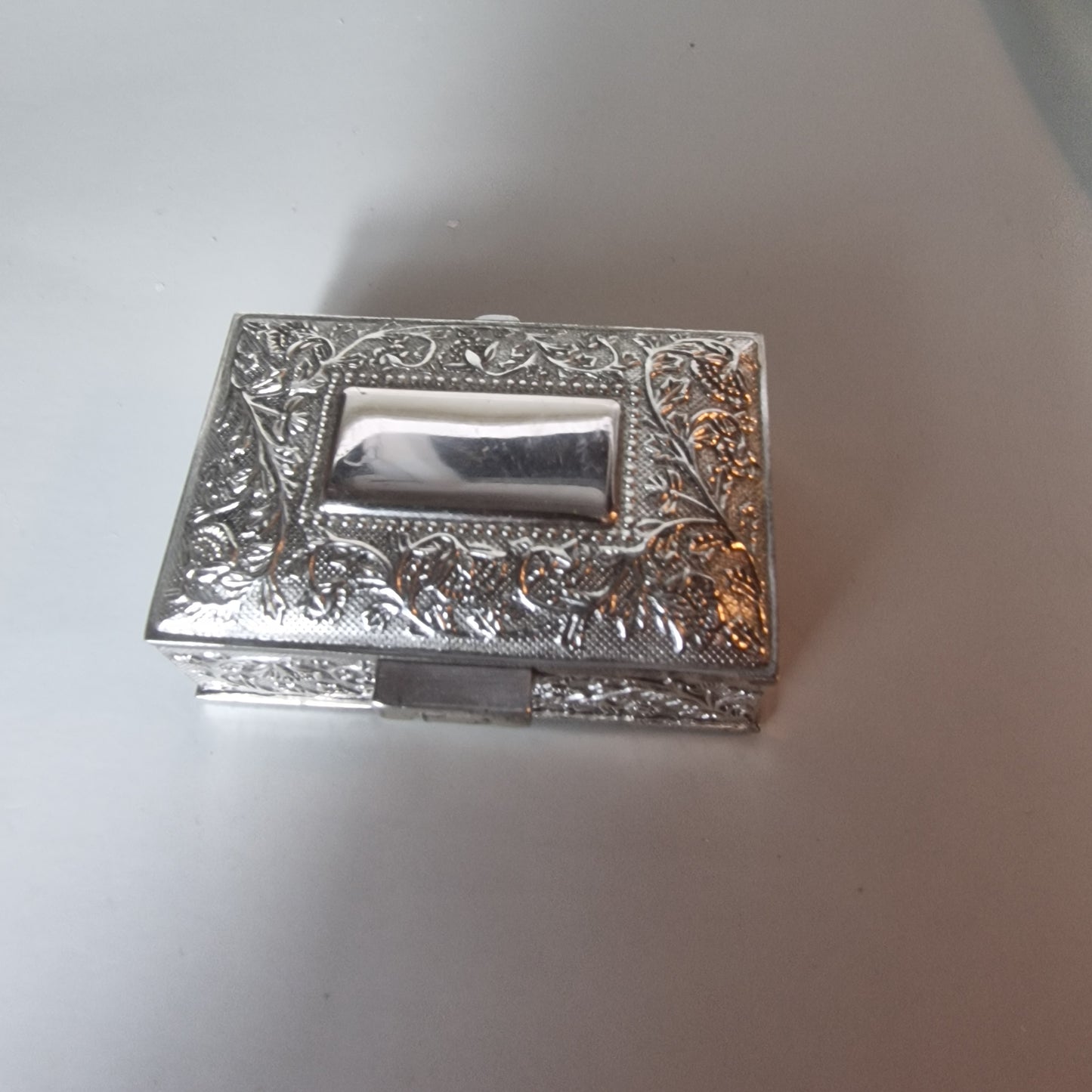Atlas Editions Vintage Silver-Tone Trinket Box Repousse Floral Victorian Style – photo 3