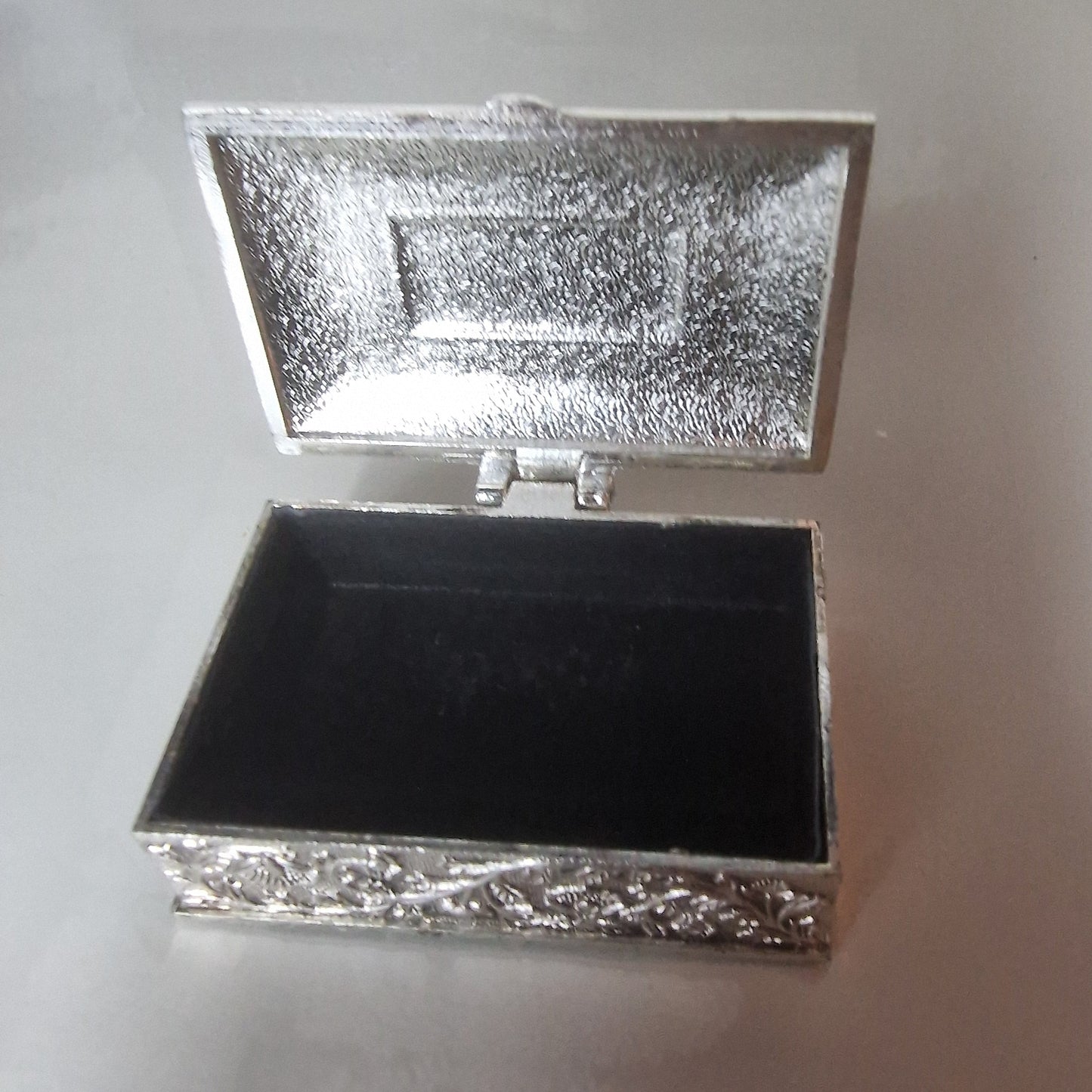Atlas Editions Vintage Silver-Tone Trinket Box Repousse Floral Victorian Style – photo 4