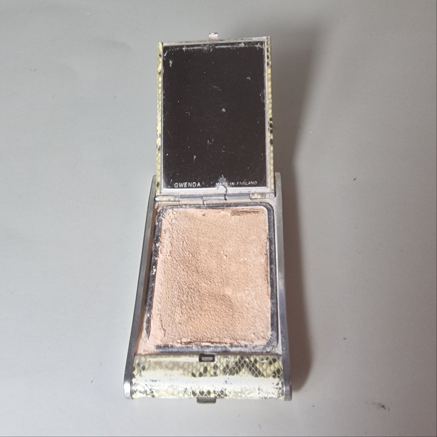 Vintage Gwenda 1930s Snakeskin Powder Compact Mirror Silver-Tone England Deco