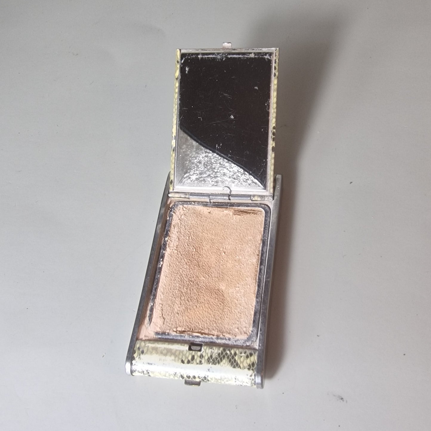 Vintage Gwenda 1930s Snakeskin Powder Compact Mirror Silver-Tone England Deco