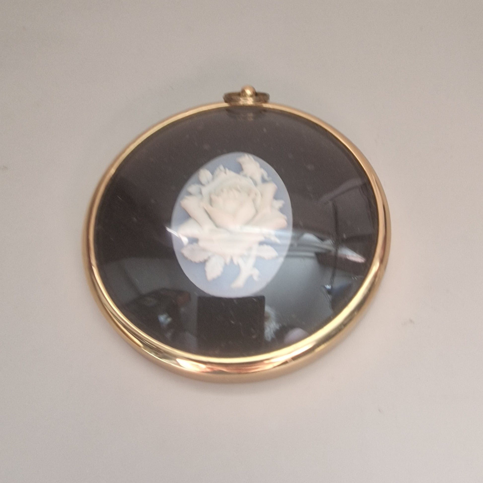 Peter Bates Vintage Gold-Tone Miniature Wall Plaque Rose Cameo Floral England – photo 2