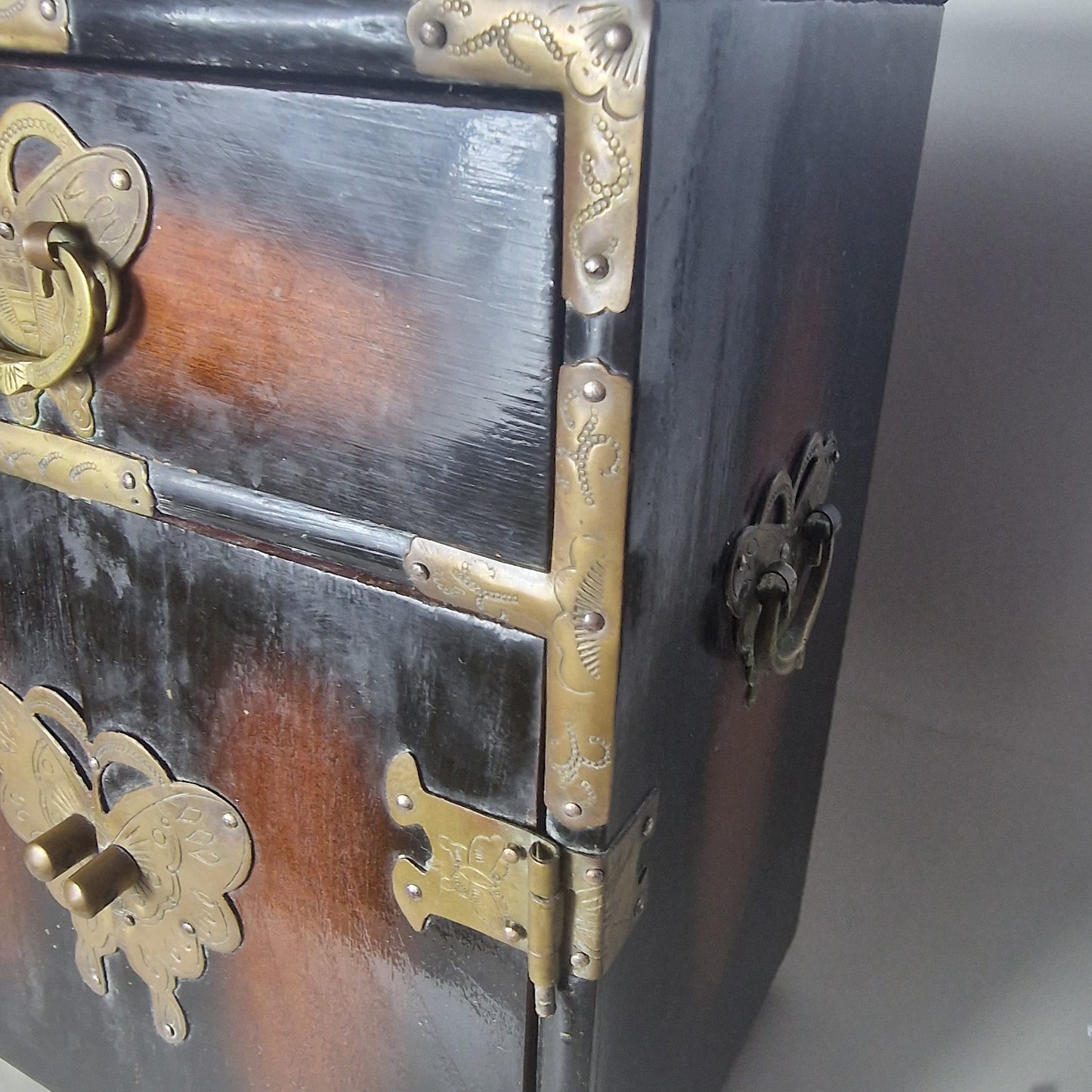 Vintage Chinese Wooden Jewellery Cabinet Brass Fittings Dark Lacquer Double Door – photo 10