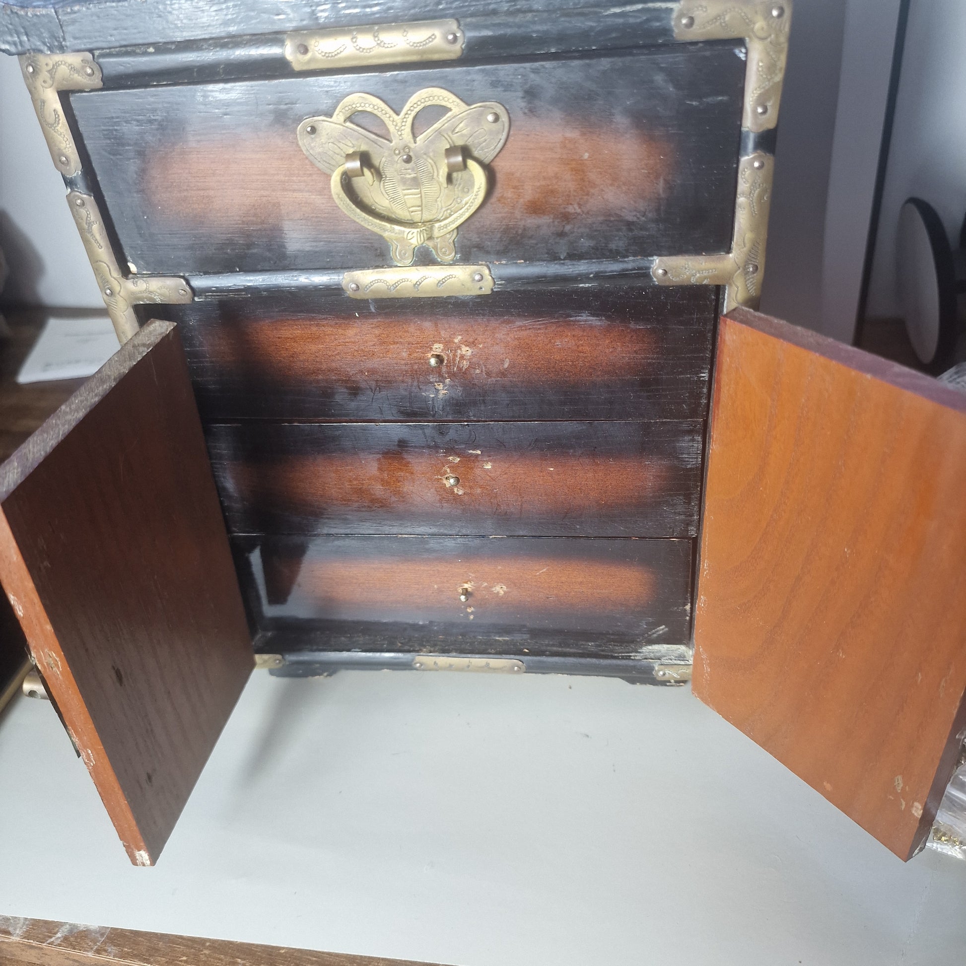 Vintage Chinese Wooden Jewellery Cabinet Brass Fittings Dark Lacquer Double Door – photo 13