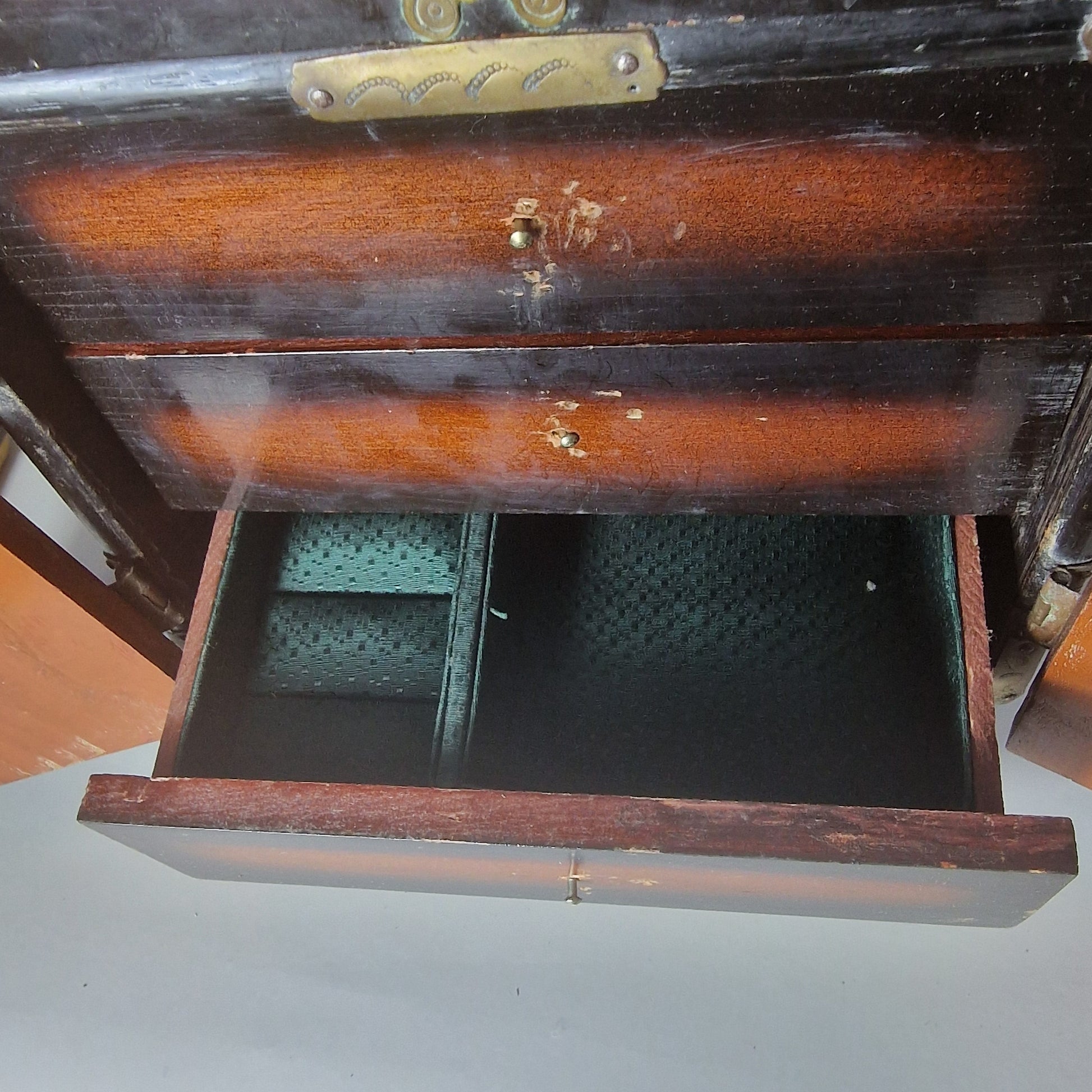 Vintage Chinese Wooden Jewellery Cabinet Brass Fittings Dark Lacquer Double Door – photo 8