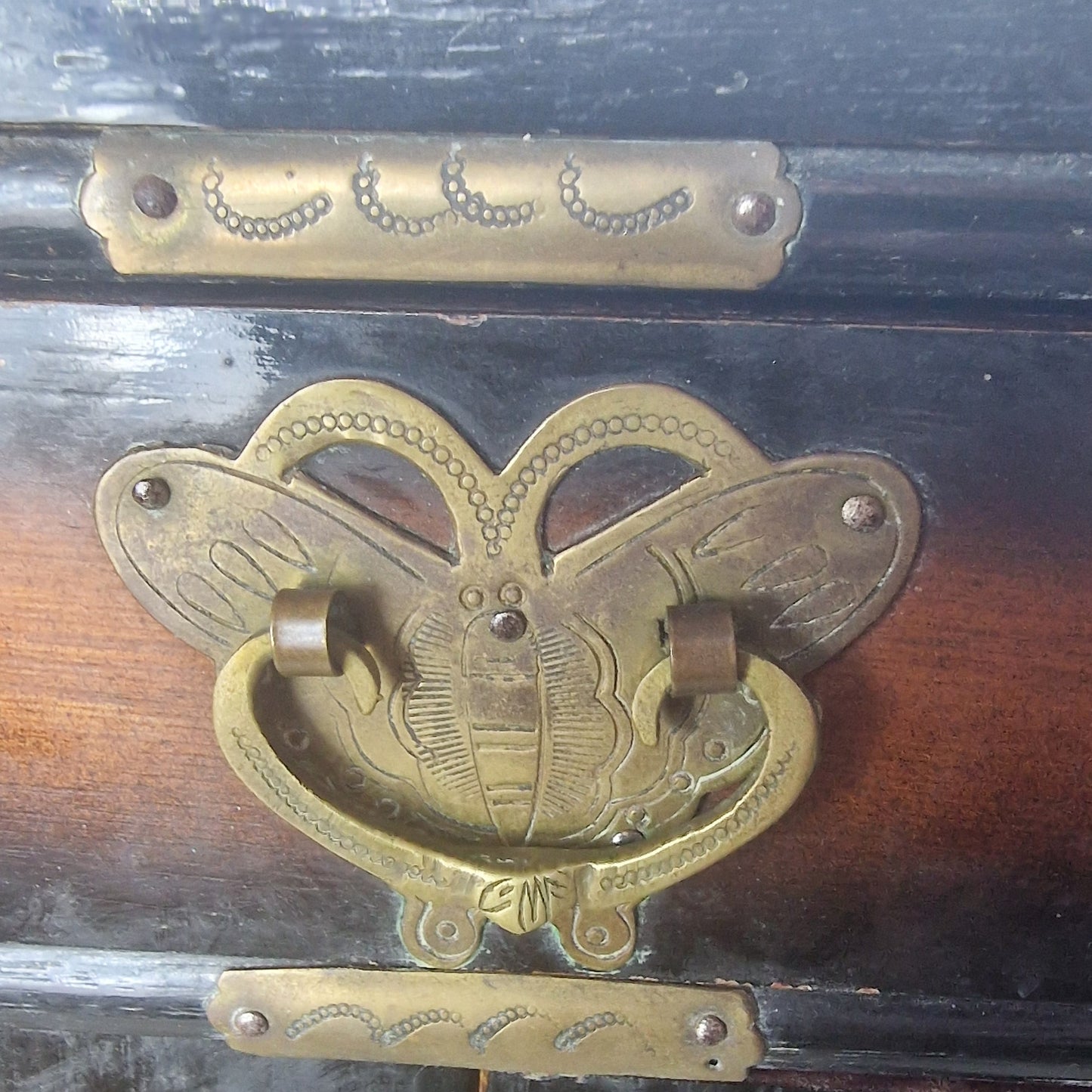 Vintage Chinese Wooden Jewellery Cabinet Brass Fittings Dark Lacquer Double Door – photo 2