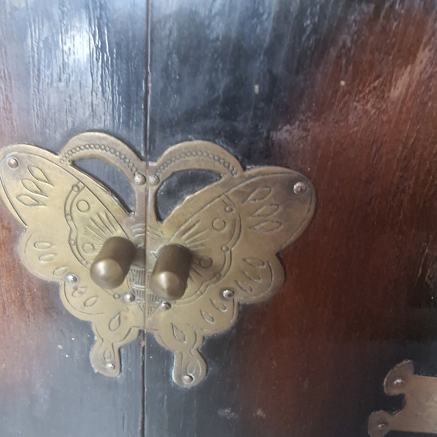 Vintage Chinese Wooden Jewellery Cabinet Brass Fittings Dark Lacquer Double Door – photo 3