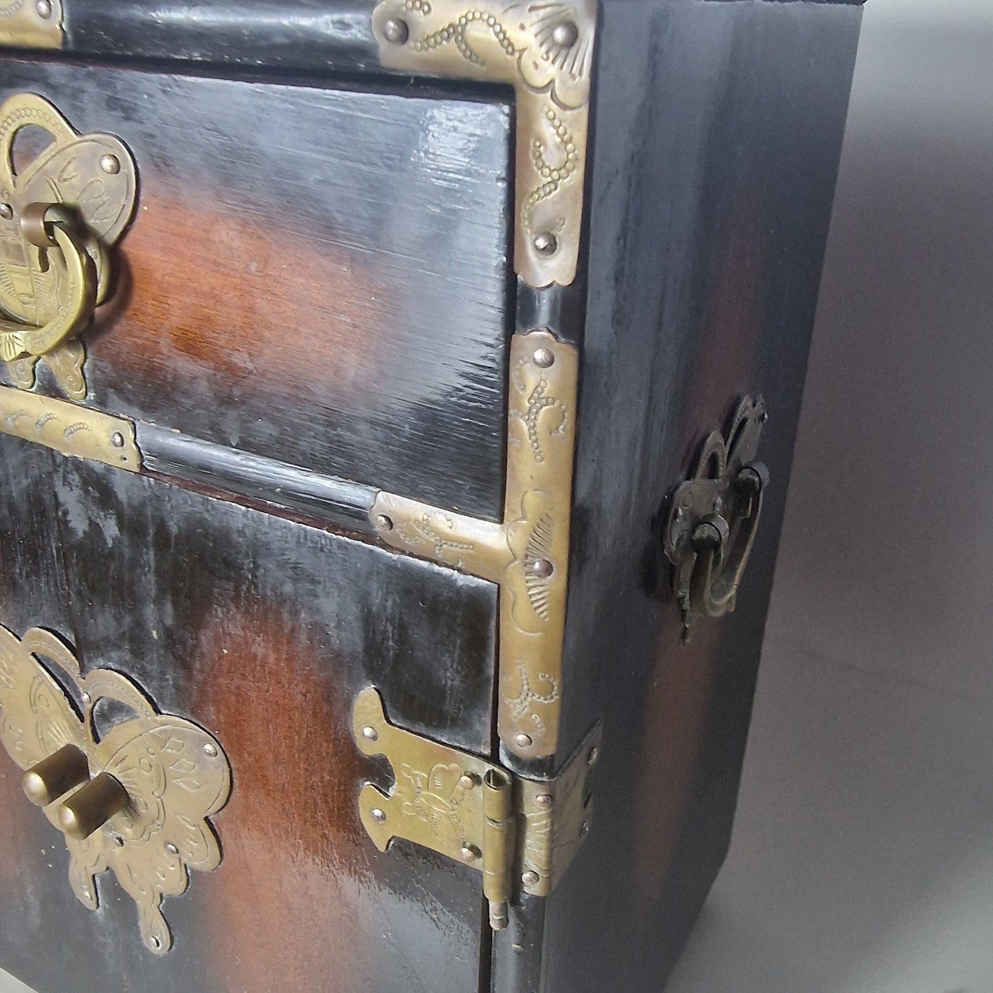 Vintage Chinese Wooden Jewellery Cabinet Brass Fittings Dark Lacquer Double Door – photo 4