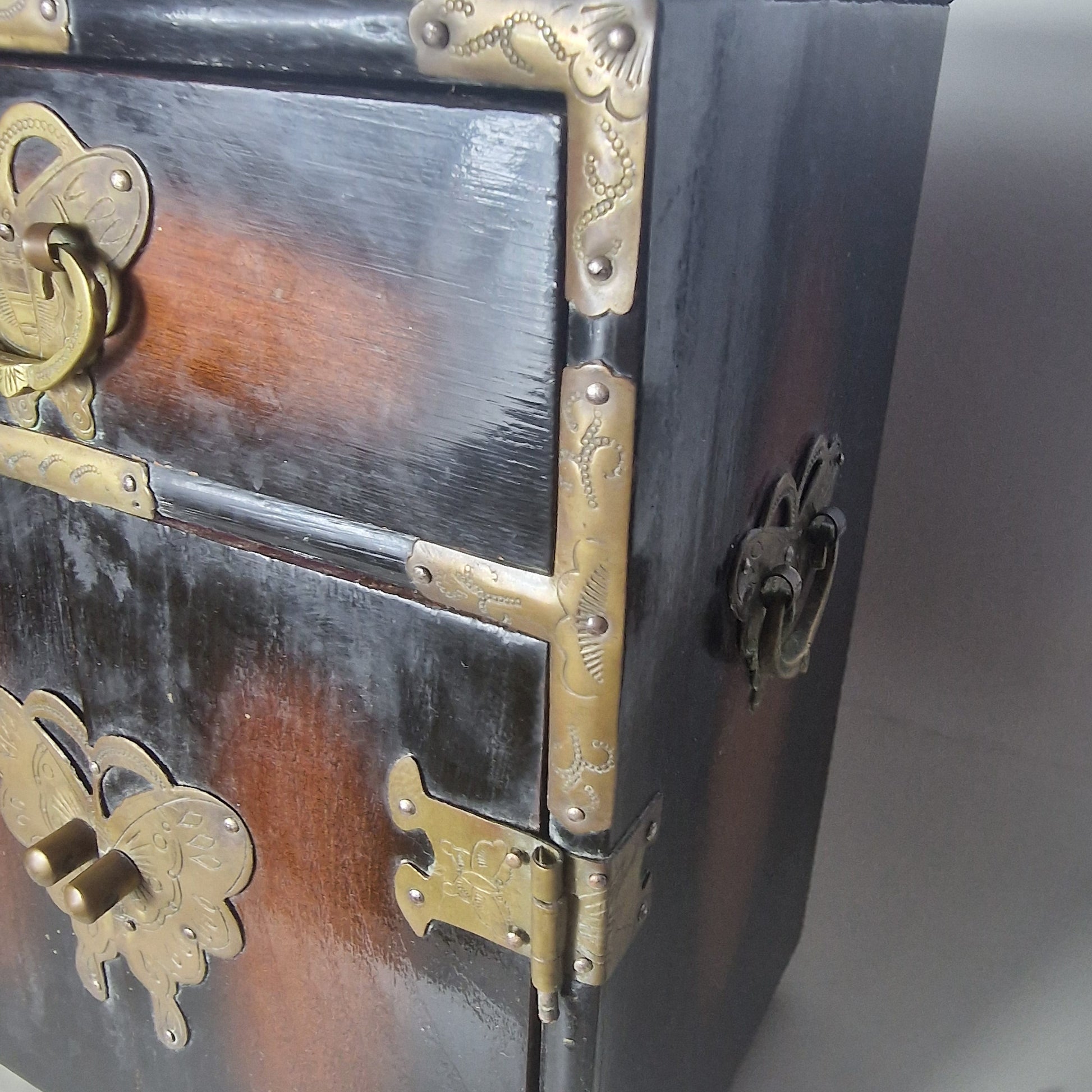 Vintage Chinese Wooden Jewellery Cabinet Brass Fittings Dark Lacquer Double Door – photo 4