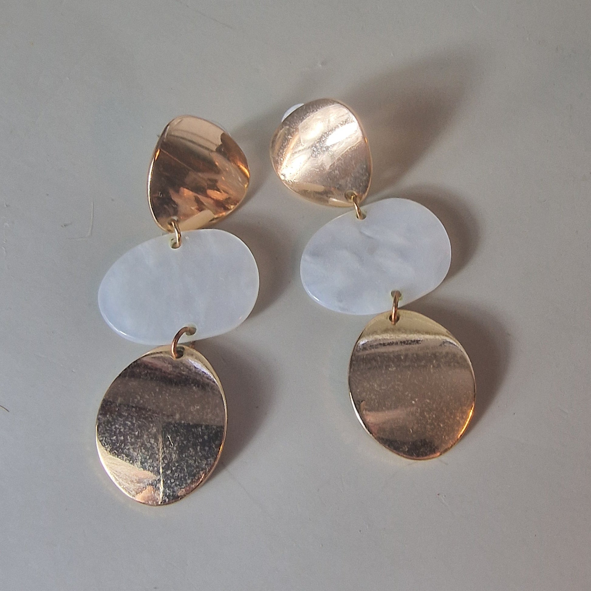 Vintage Gold-Tone Drop Earrings Three Disc Dangle White Geometric 1990s Costume – photo 2