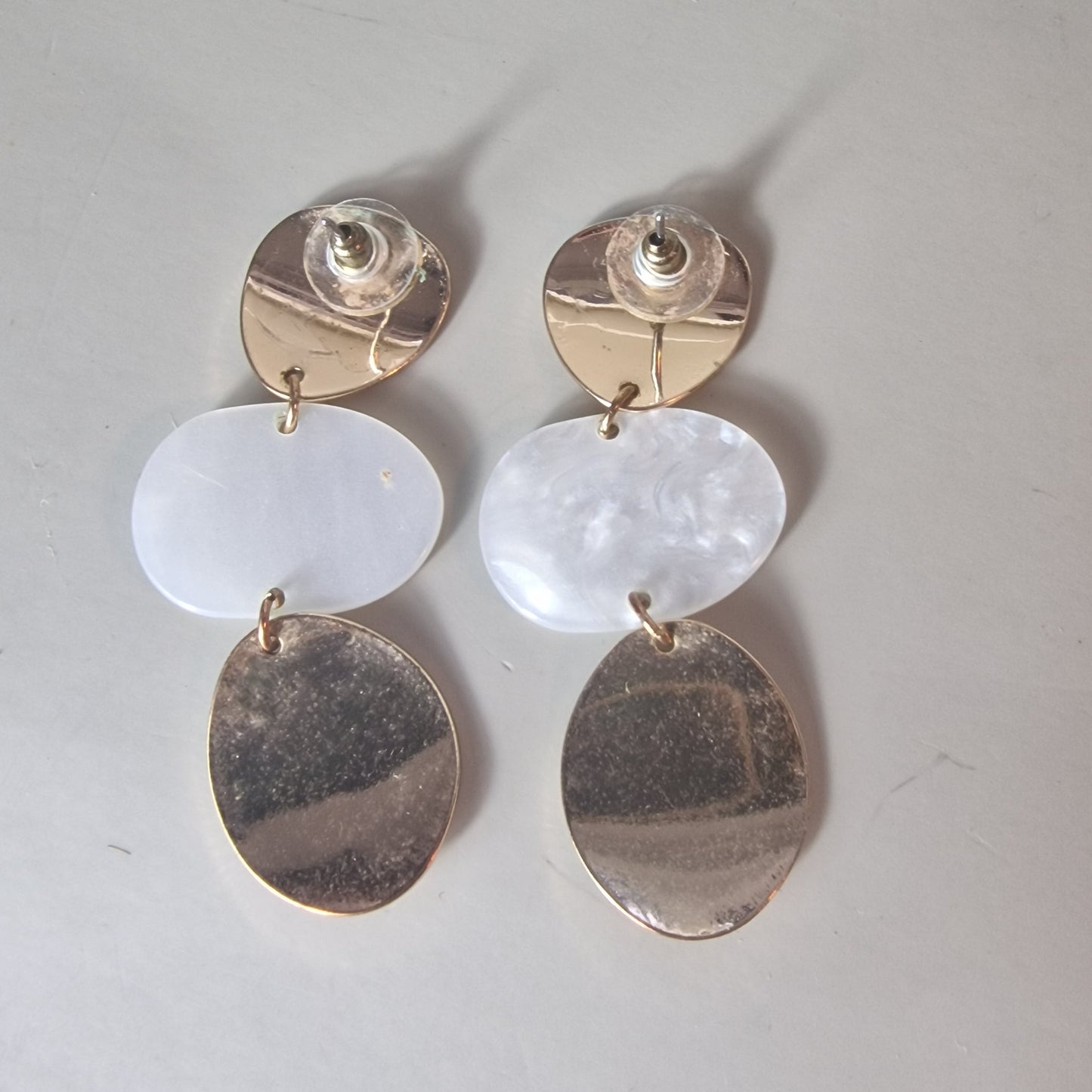 Vintage Gold-Tone Drop Earrings Three Disc Dangle White Geometric 1990s Costume – photo 3