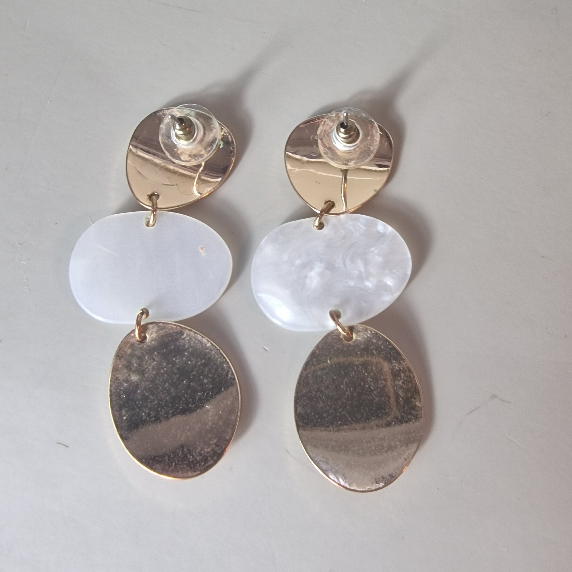 Vintage Gold-Tone Drop Earrings Three Disc Dangle White Geometric 1990s Costume – photo 3