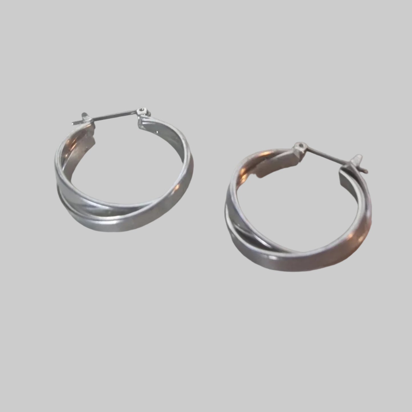 Vintage Silver-Tone Double Hoop Earrings Faux Pearl Ball Insert Geometric 1990s – photo 2