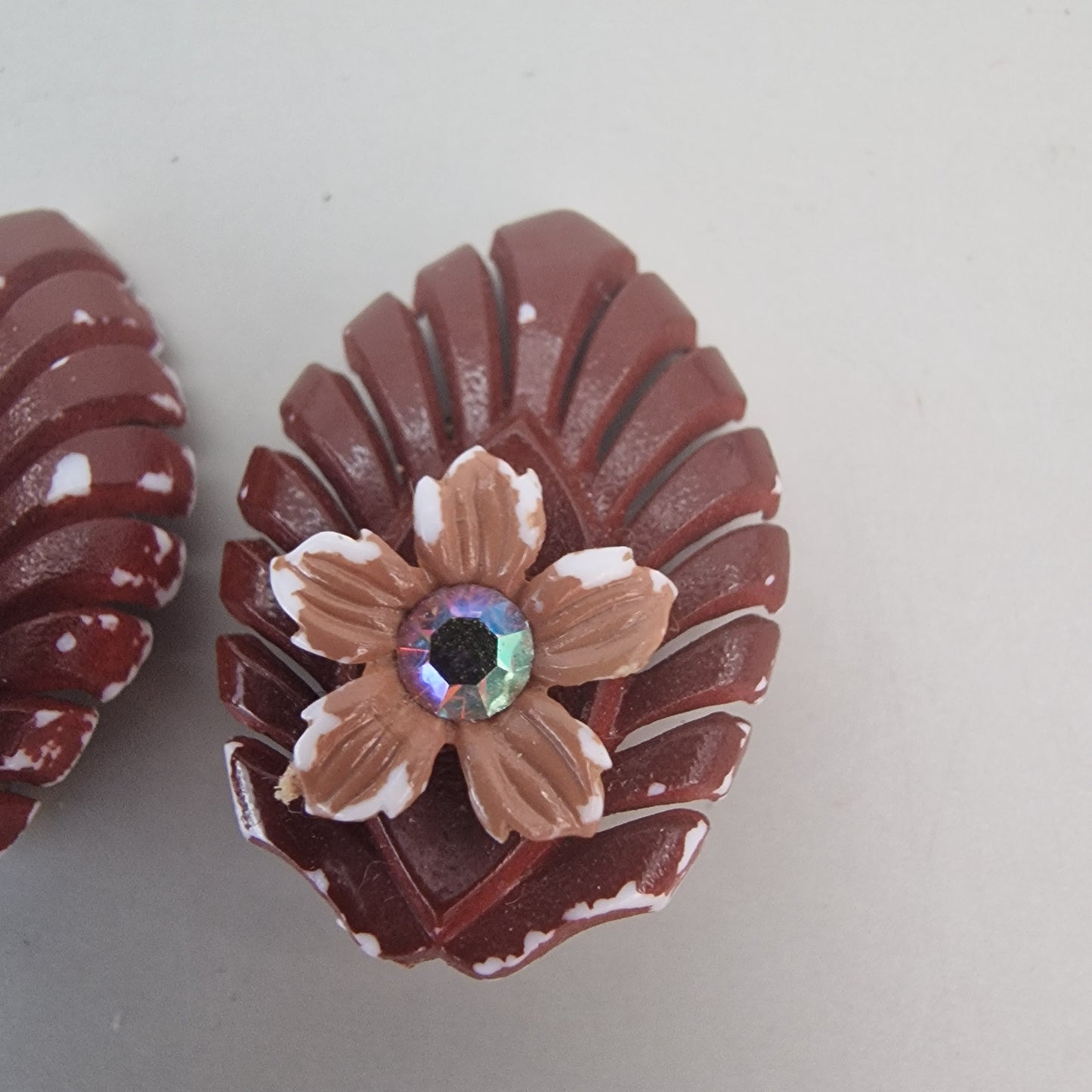 Vintage Brown Plastic Floral Clip-On Earrings AB Rhinestone Tahiti 1960s Pair – photo 3