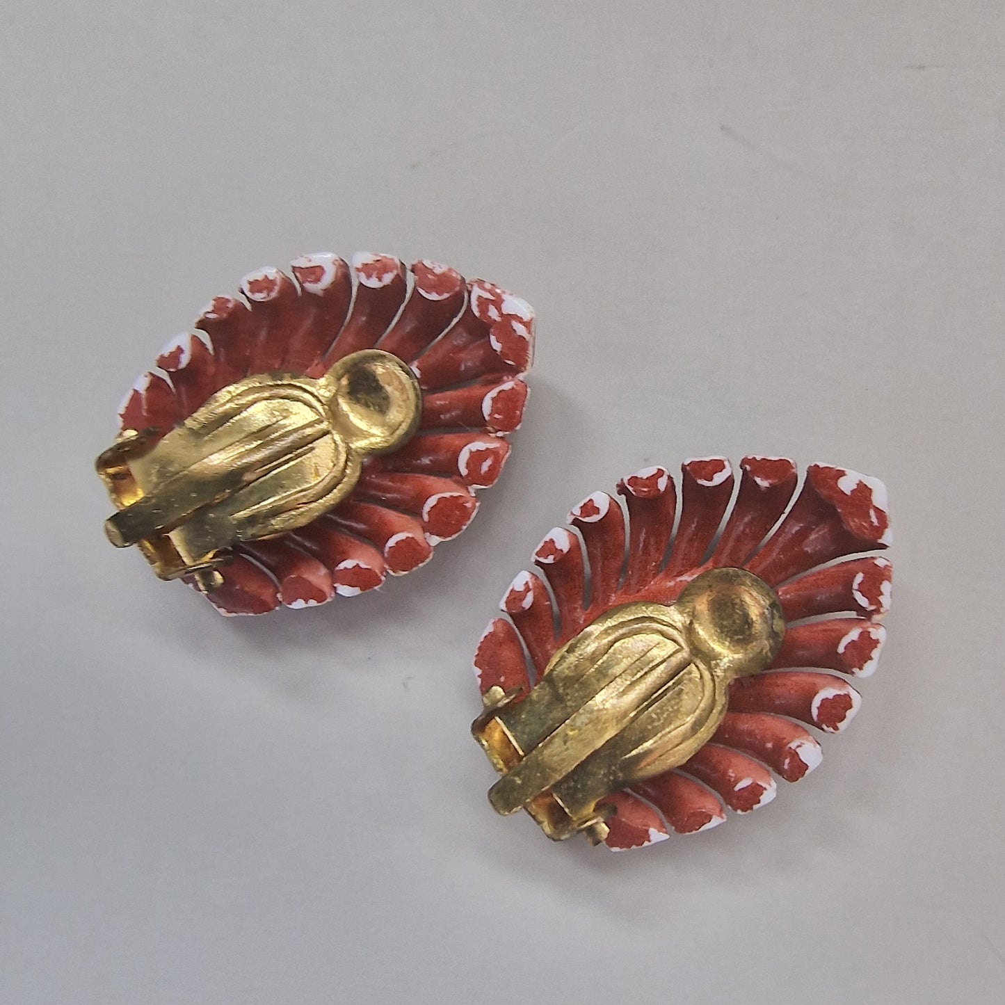 Vintage Brown Plastic Floral Clip-On Earrings AB Rhinestone Tahiti 1960s Pair – photo 4