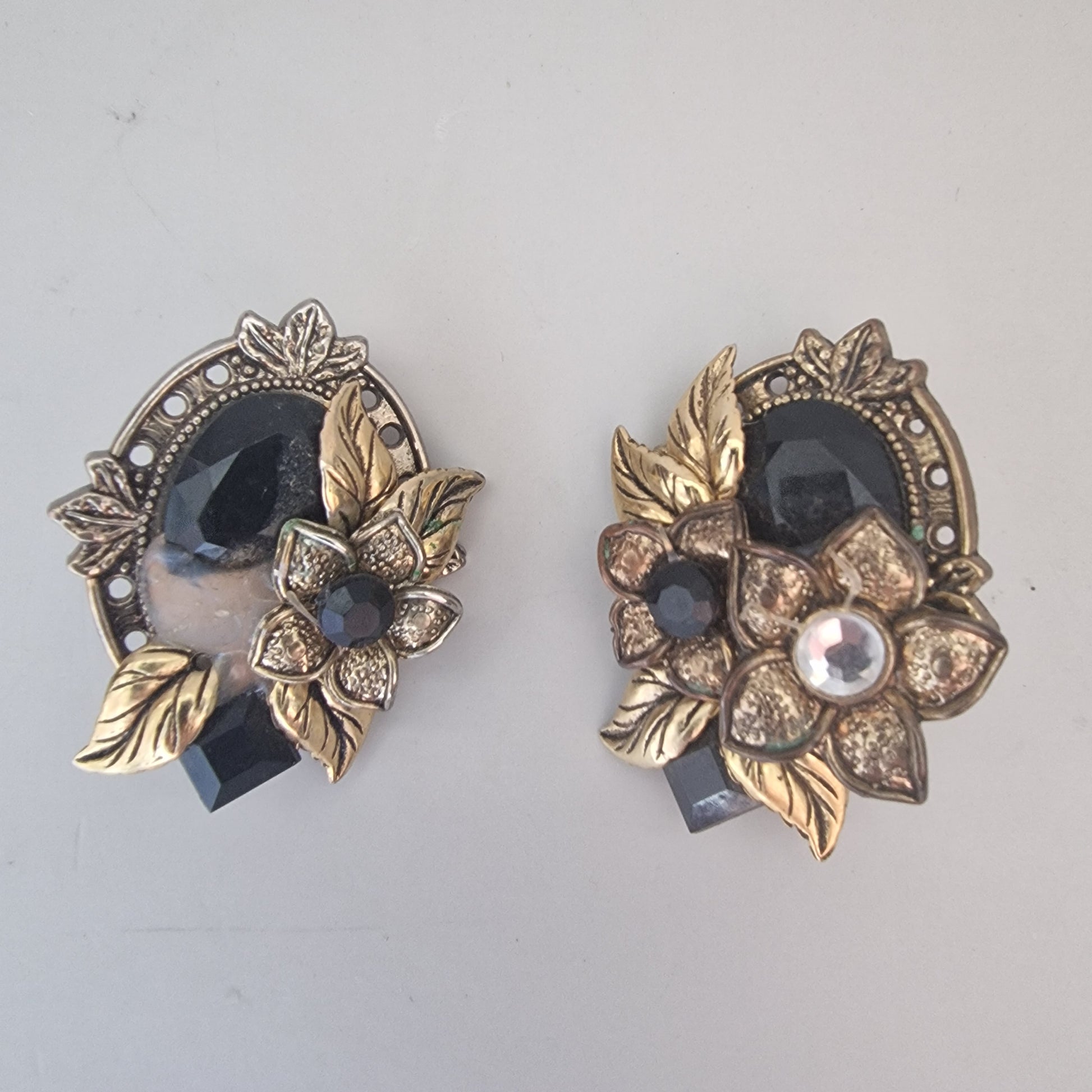 Vintage Gold-Tone Asymmetric Clip-On Earrings Black Stone Floral Rhinestone Pair – photo 2