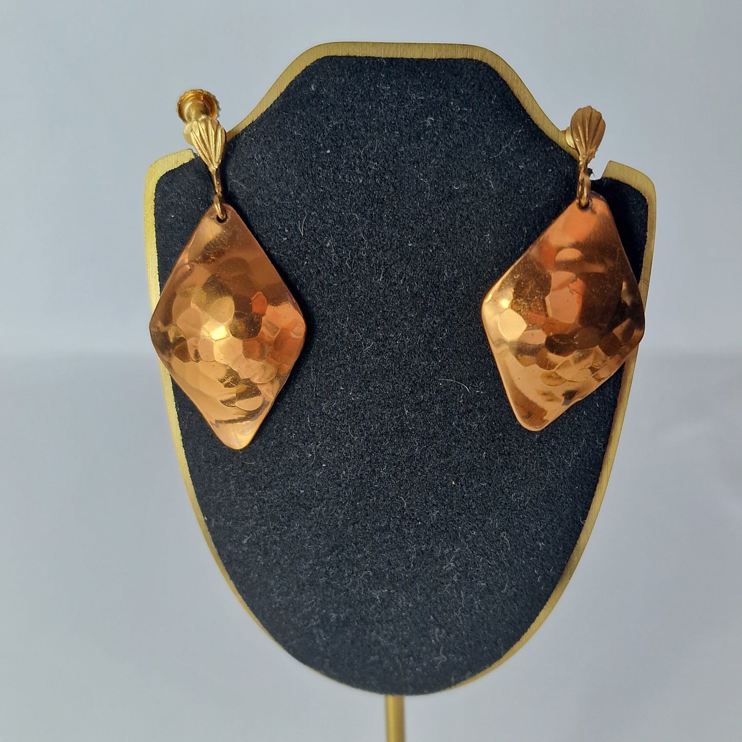 Vintage 1960s Copper Hammered Drop Earrings Screw Back Geometric Artisan Dangle – photo 2