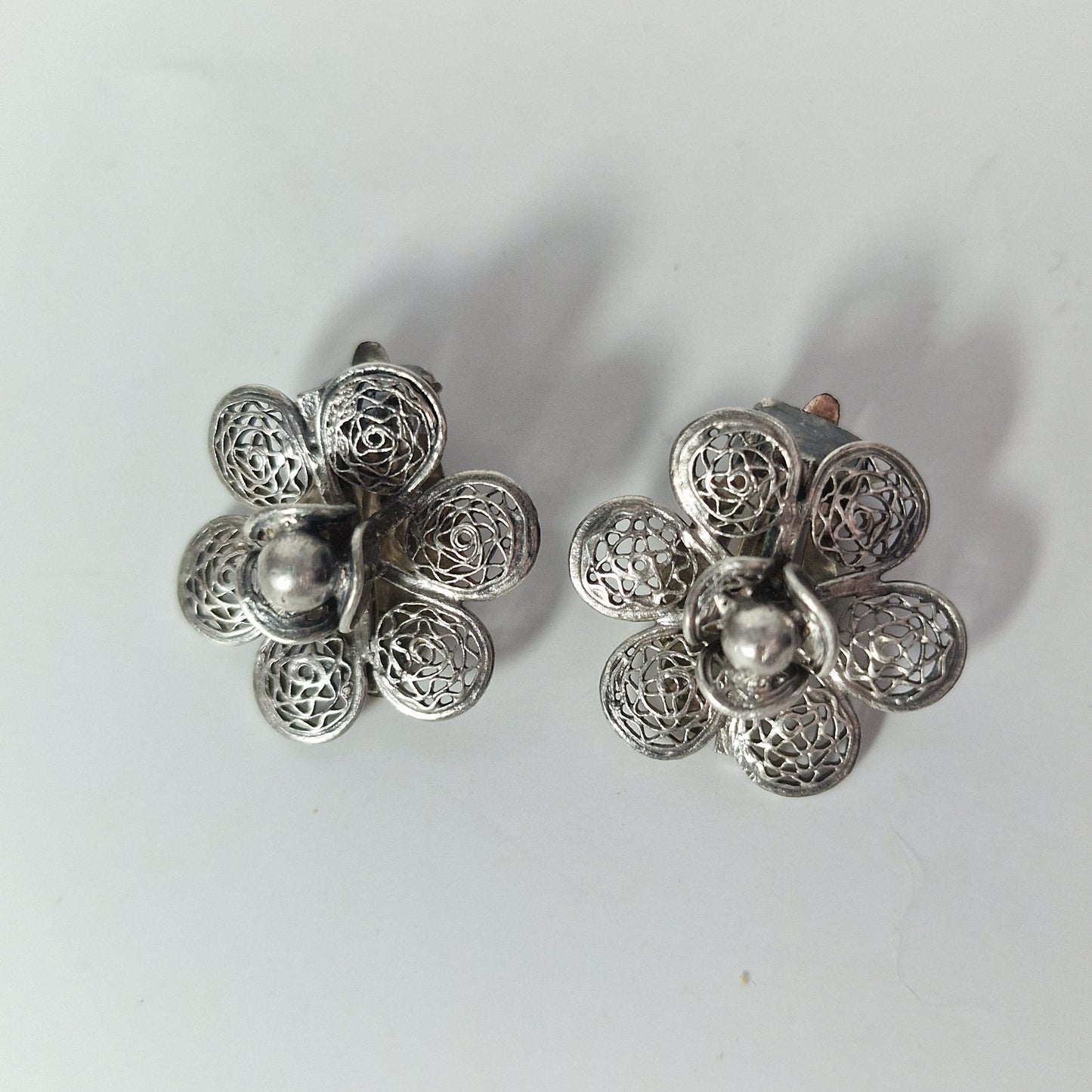Vintage 1950s Sterling Silver Filigree Floral Clip Earrings India Handmade Pair – photo 2