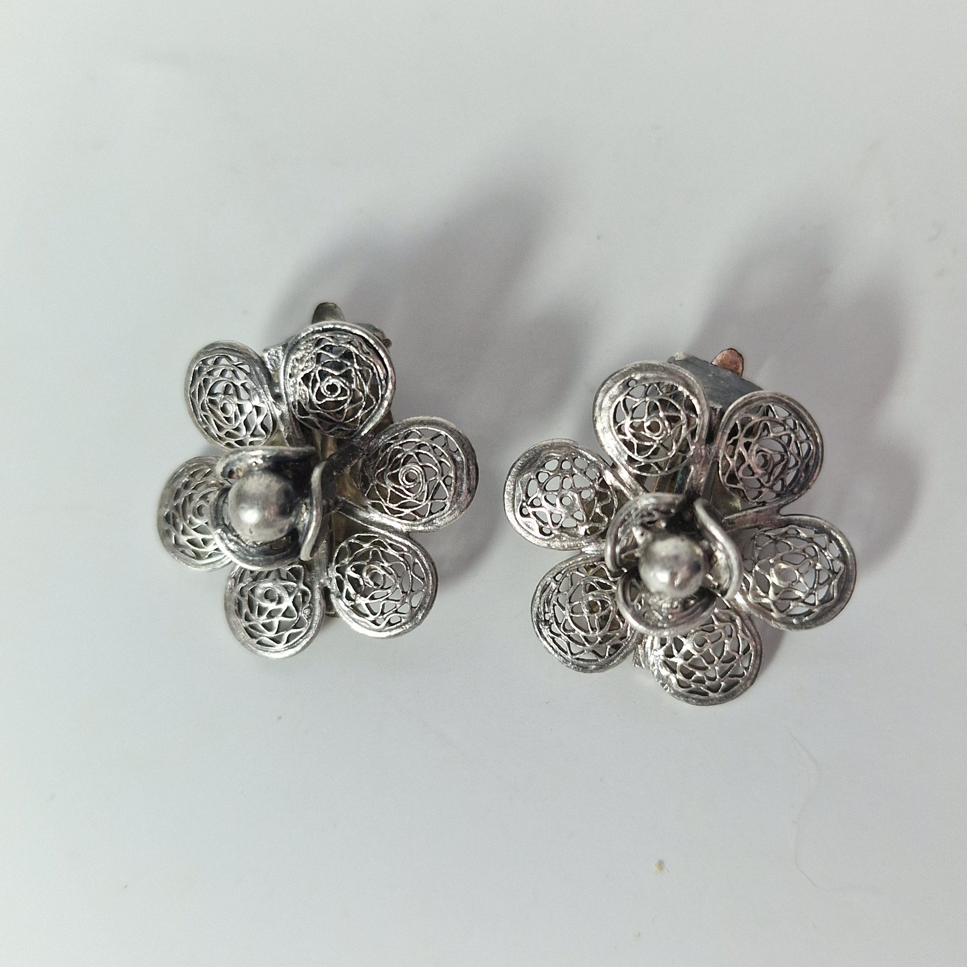 Vintage 1950s Sterling Silver Filigree Floral Clip Earrings India Handmade Pair – photo 2