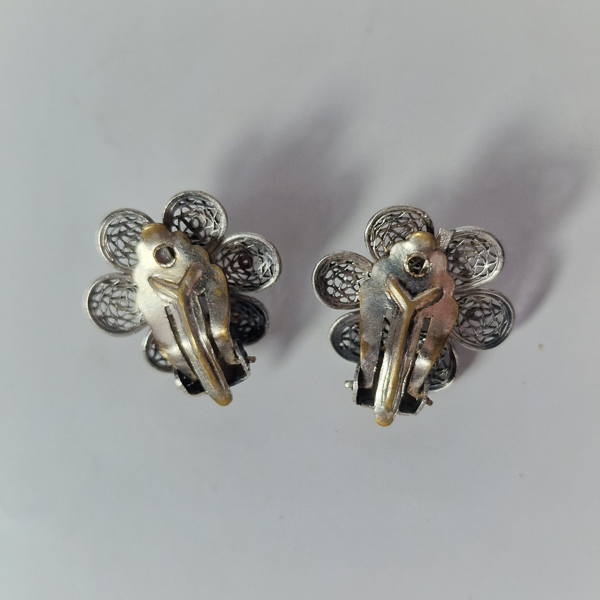 Vintage 1950s Sterling Silver Filigree Floral Clip Earrings India Handmade Pair – photo 3