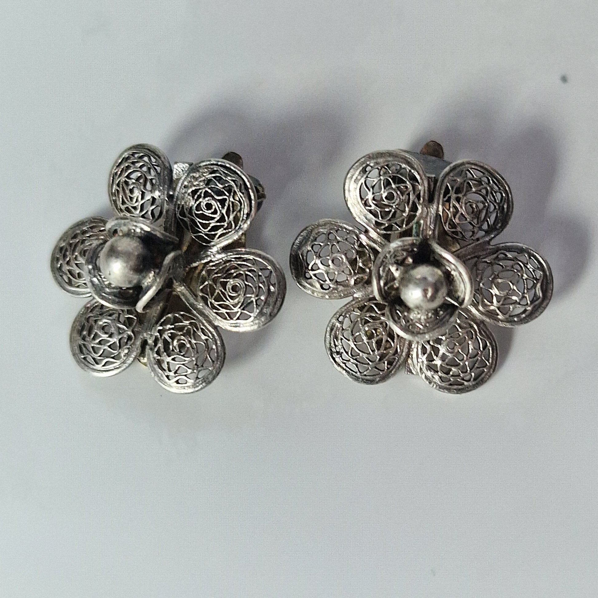 Vintage 1950s Sterling Silver Filigree Floral Clip Earrings India Handmade Pair – photo 4