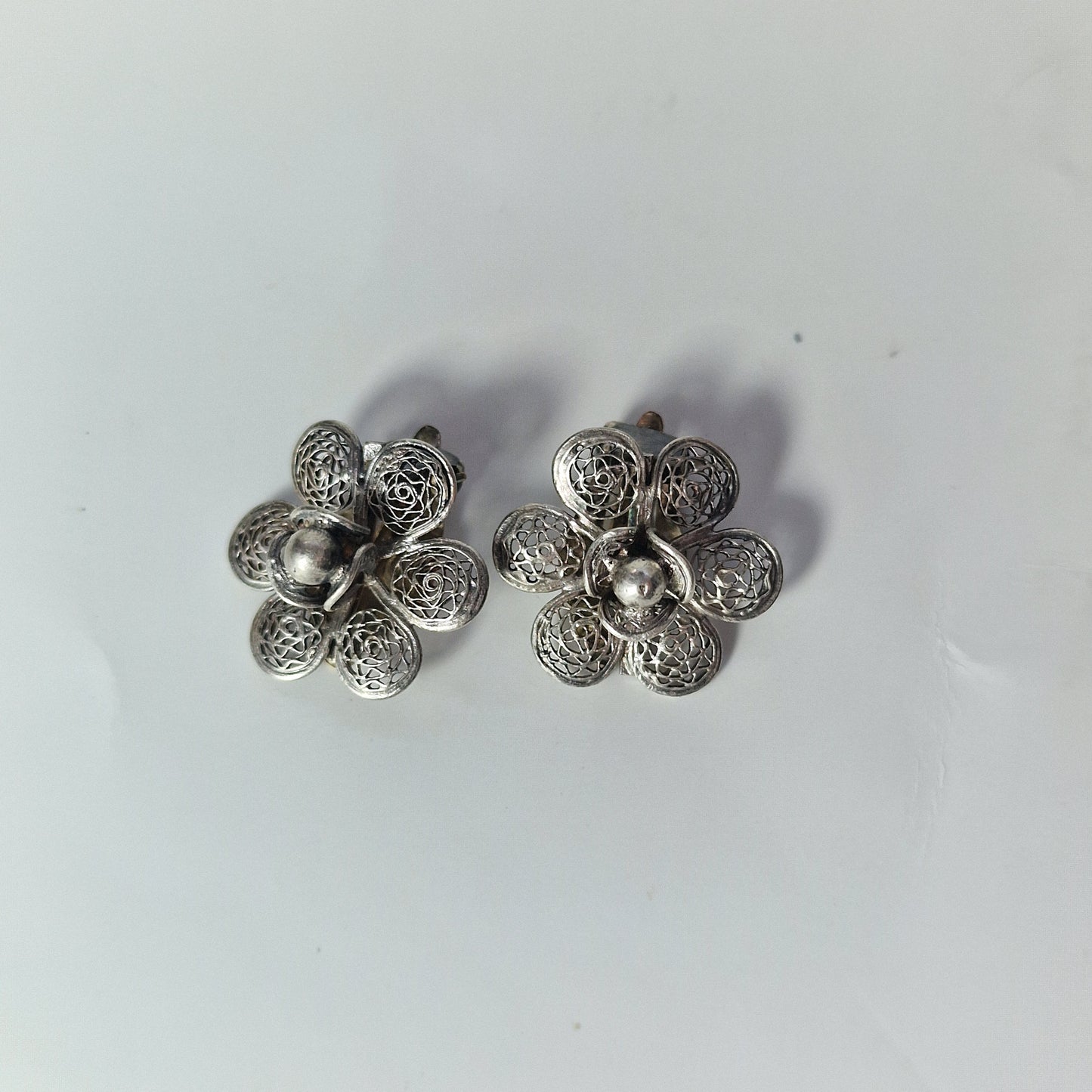 Vintage 1950s Sterling Silver Filigree Floral Clip Earrings India Handmade Pair – photo 5