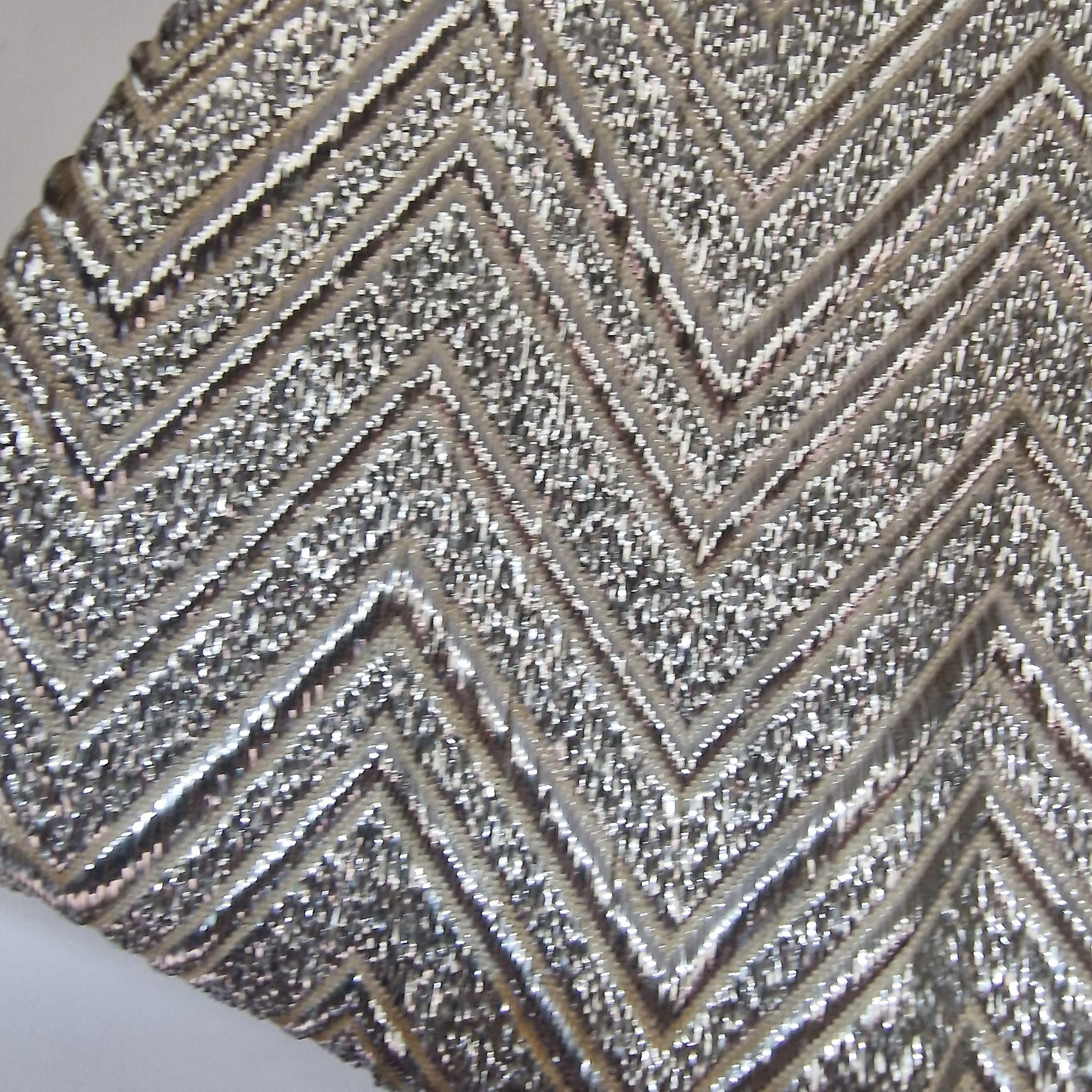 Vintage 1960s Silver Metallic Brocade Clutch Bag Chevron Evening Kiss Lock Frame – photo 3